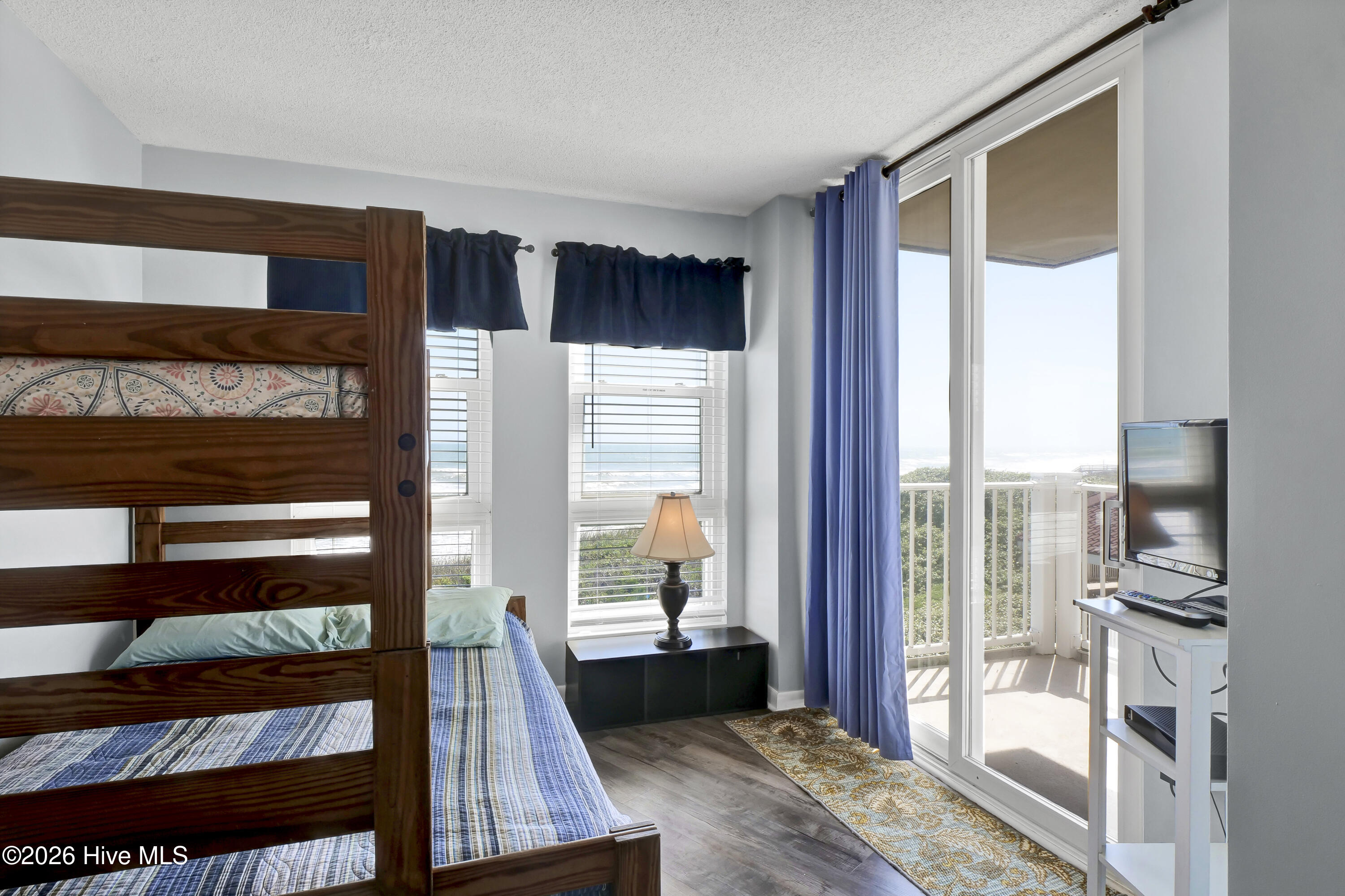 100550859 | Photo 24