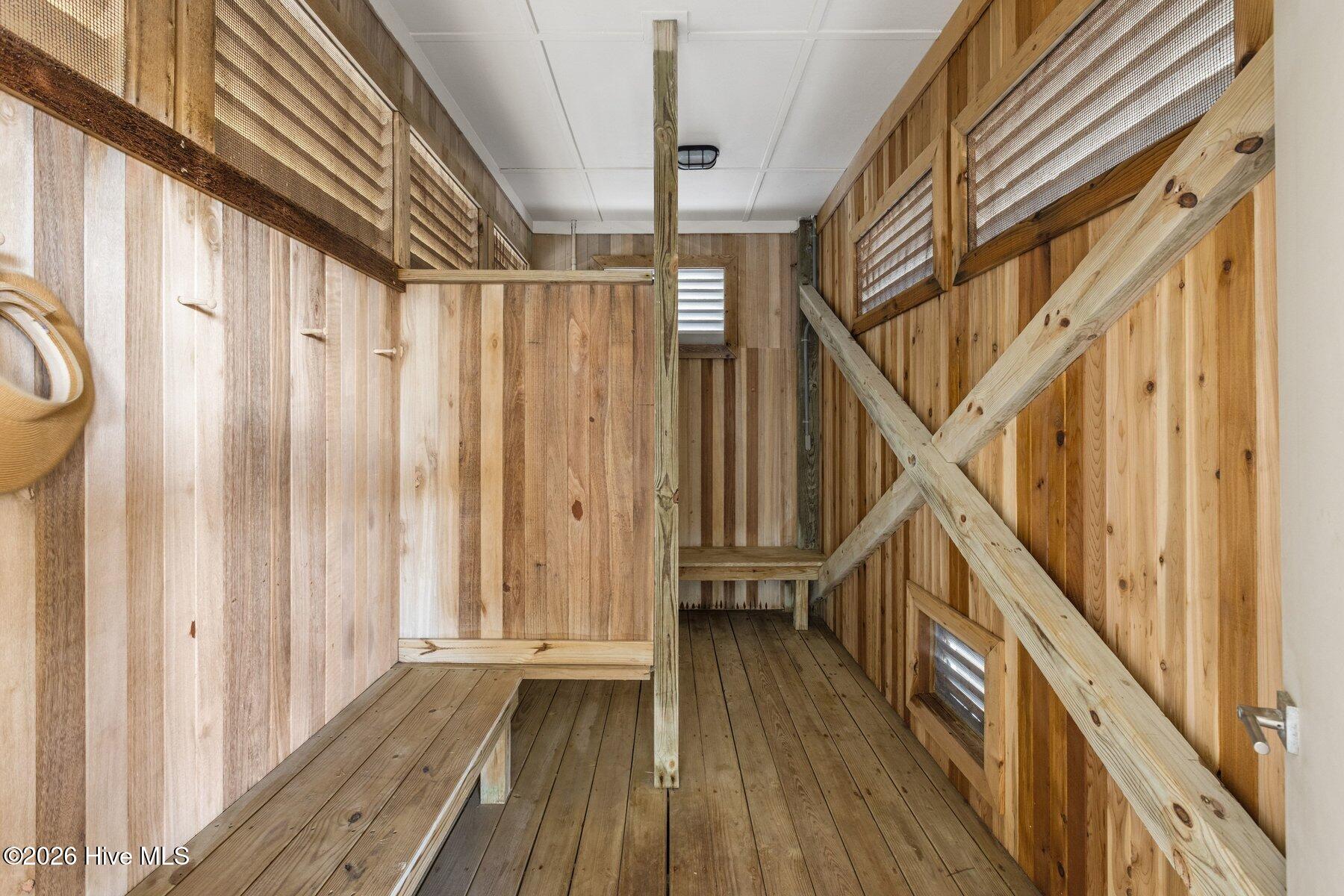 100560851 | Photo 47