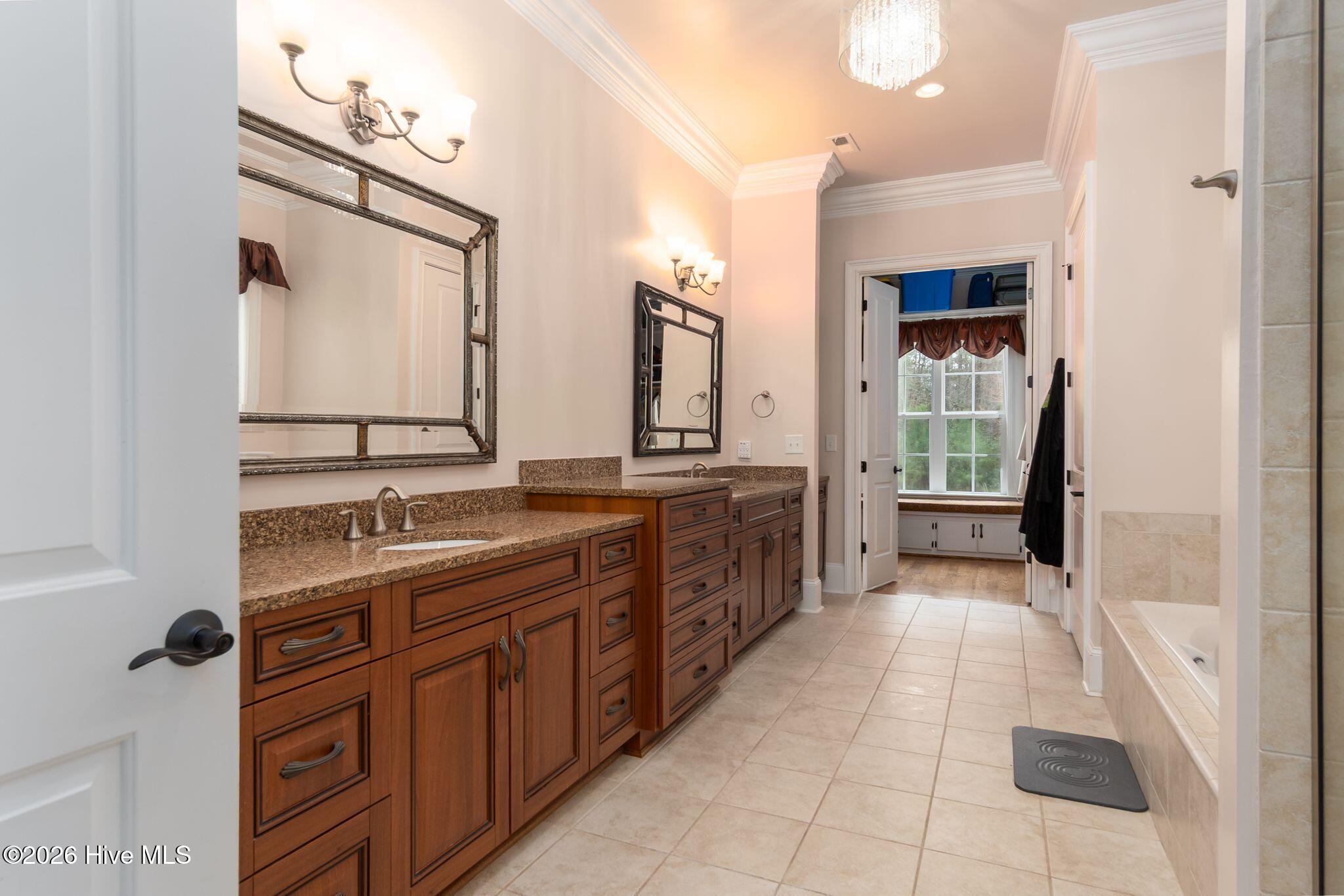 100556327 | Photo 24