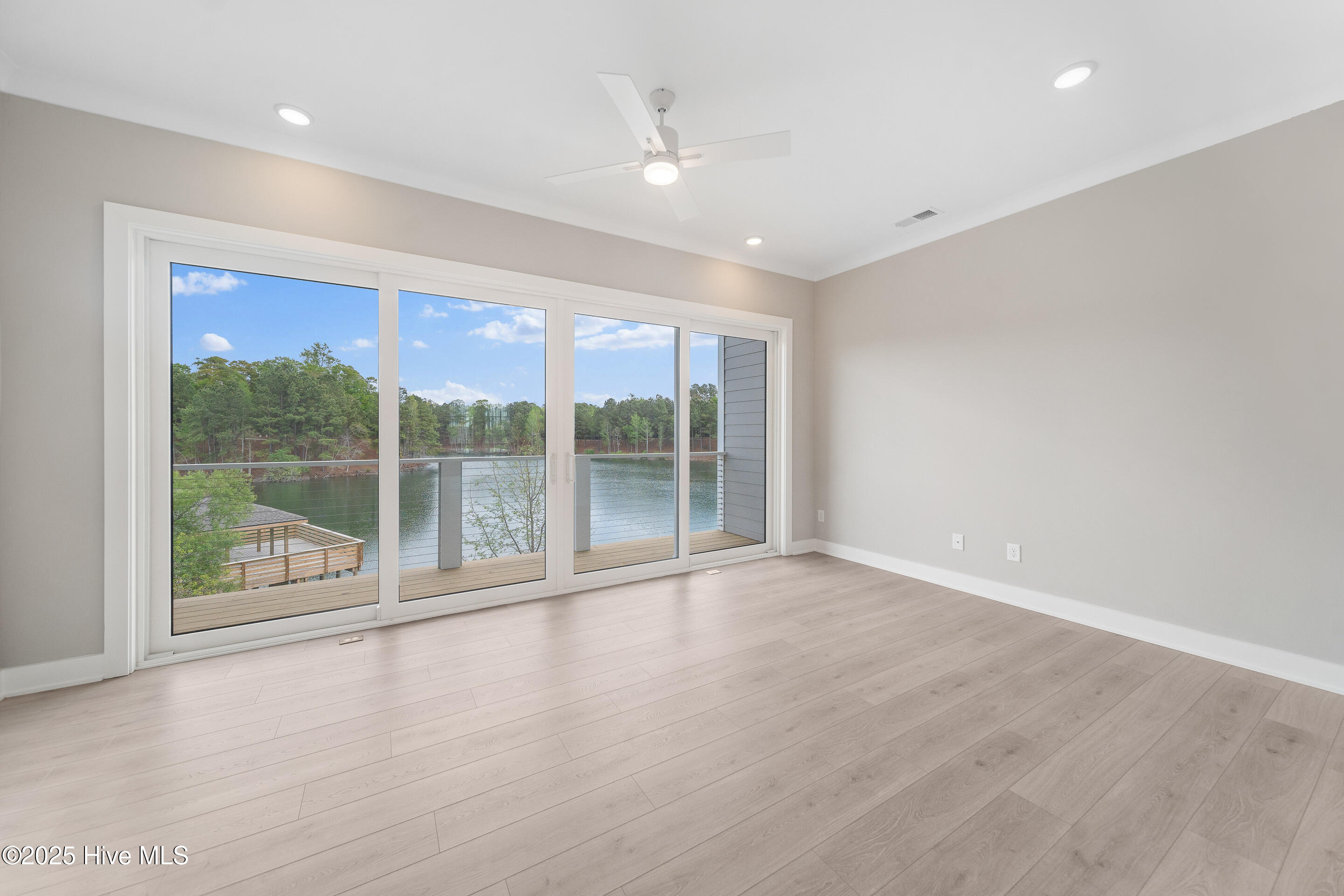 100508387 | Photo 11