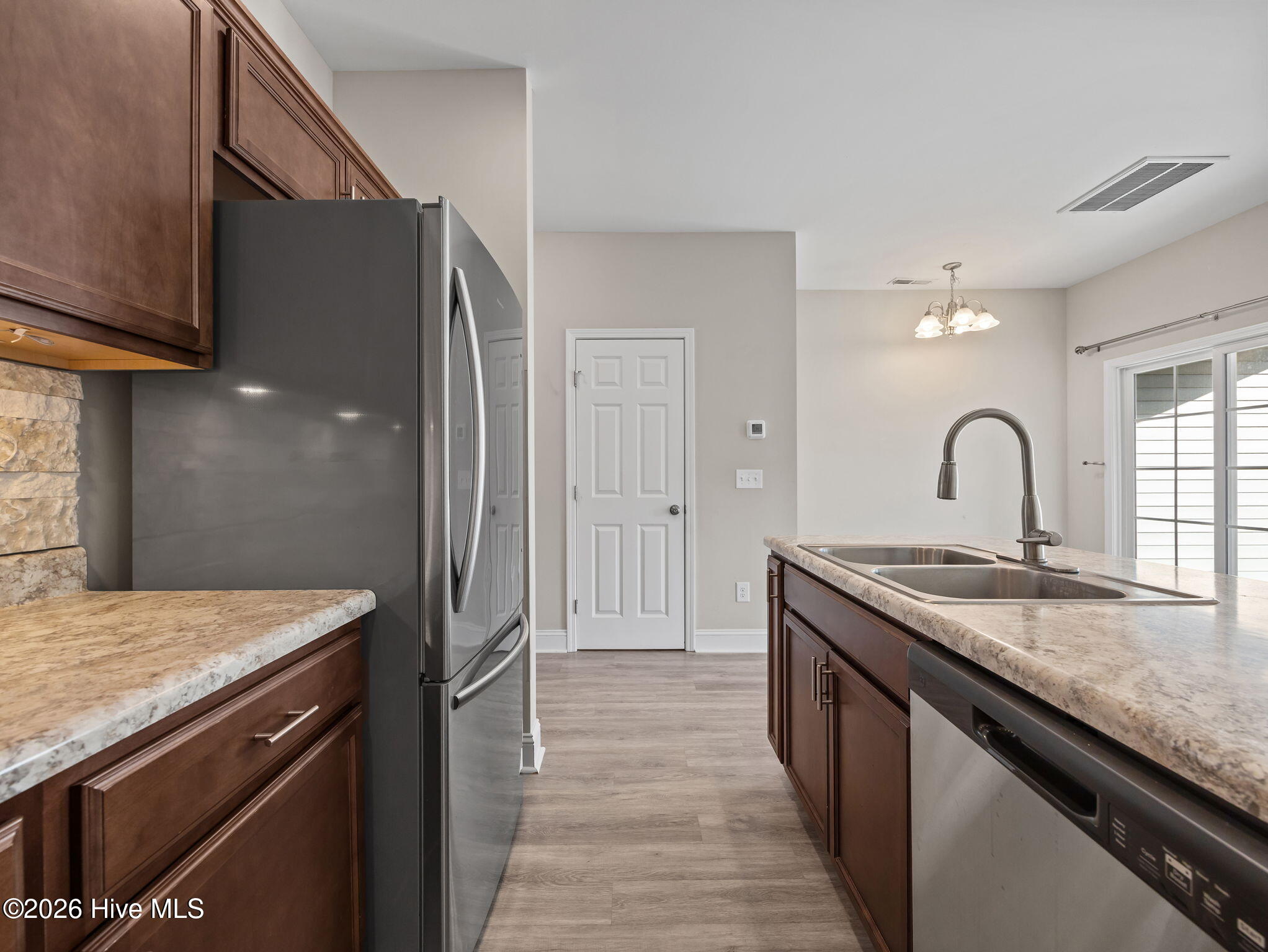 100565324 | Photo 13