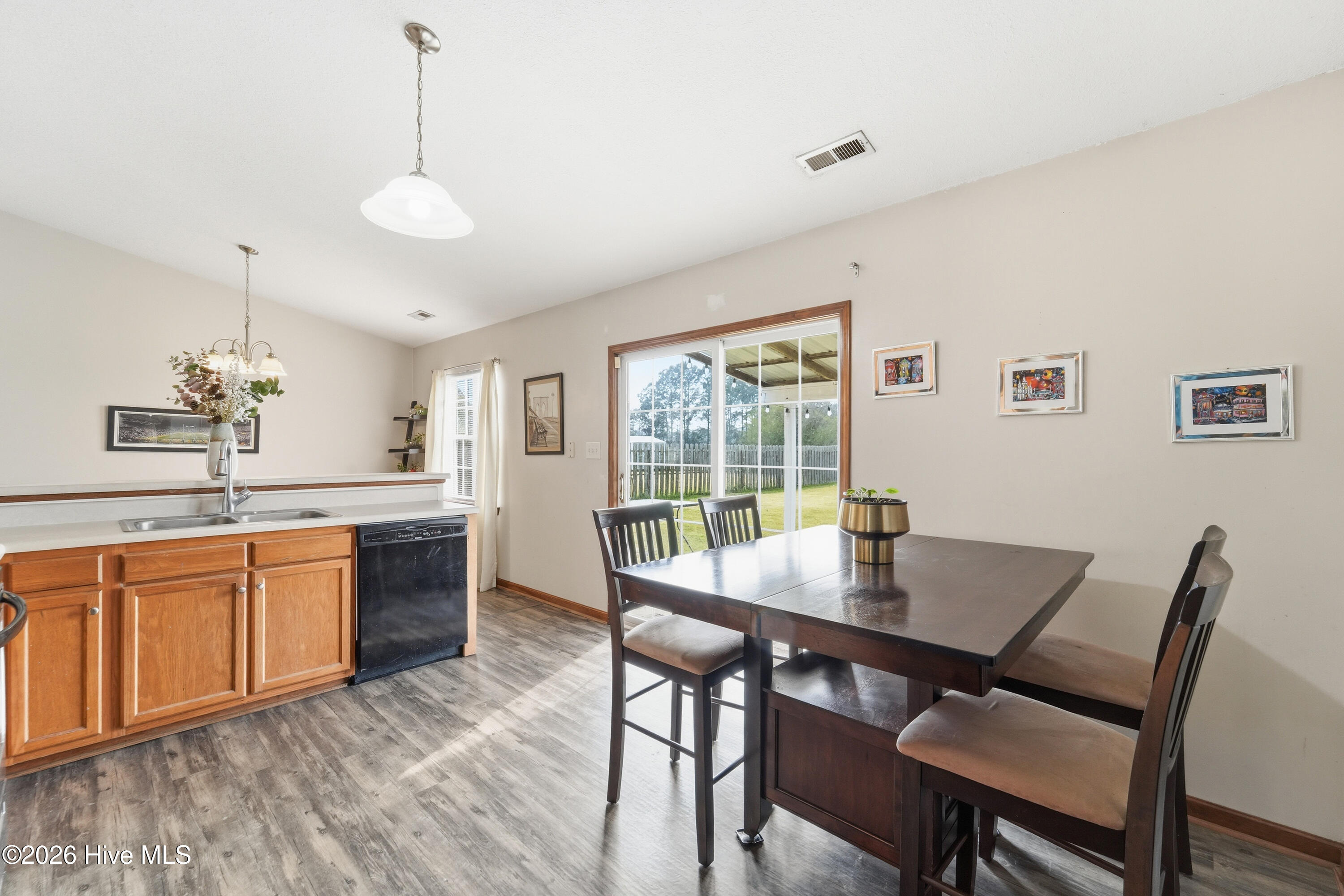 100562378 | Photo 21