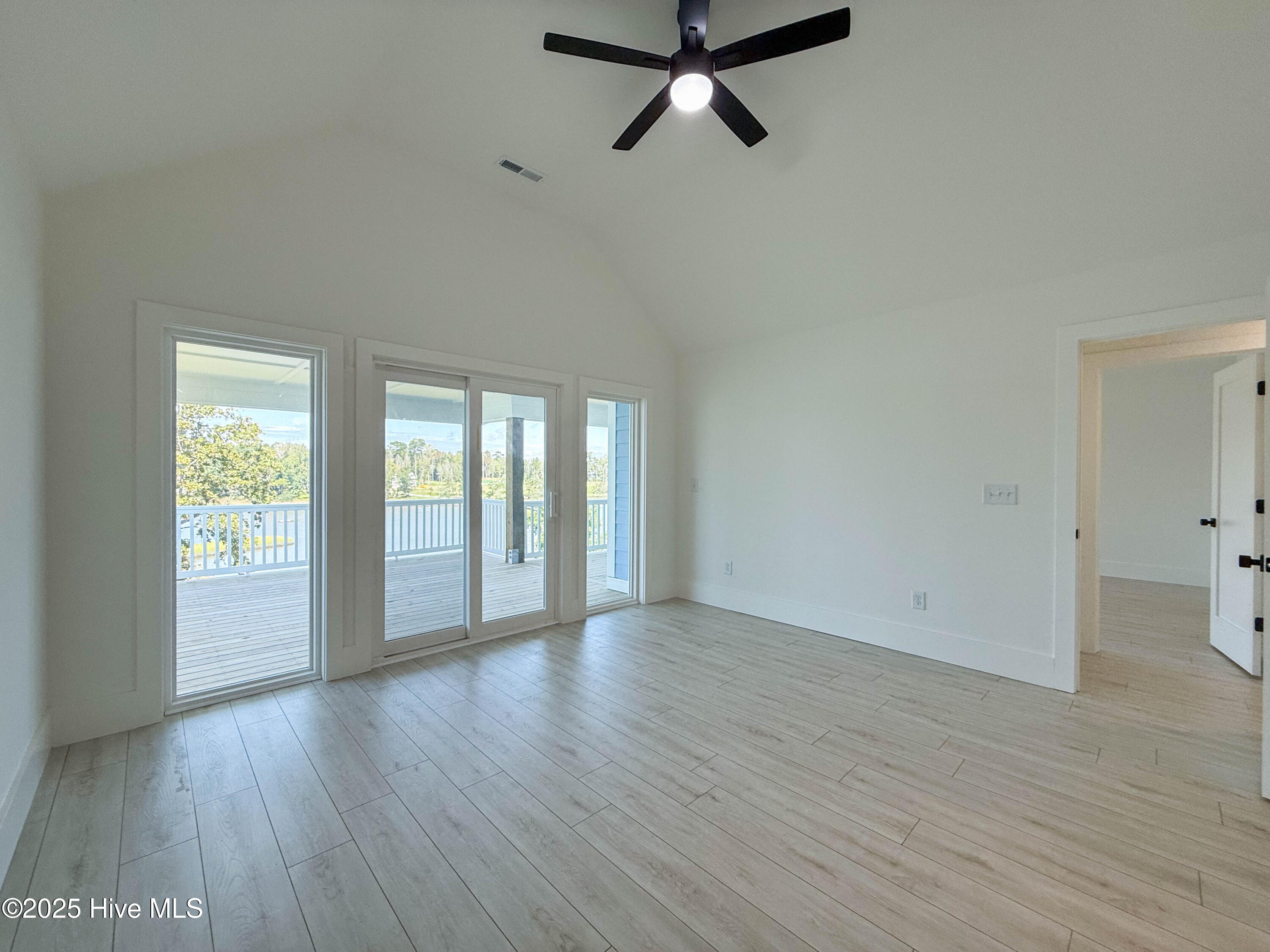 100539536 | Photo 51