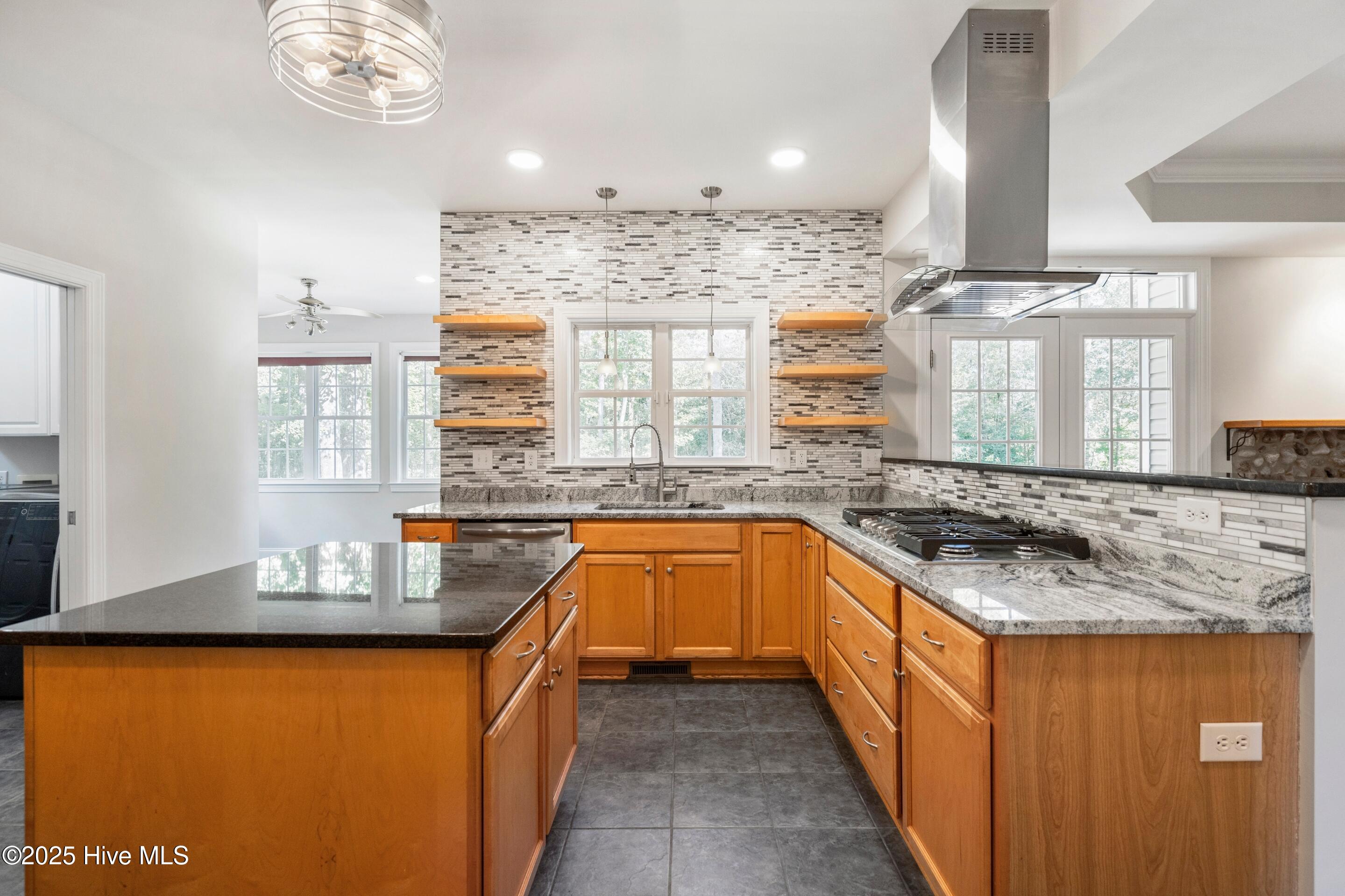 100537413 | Photo 17