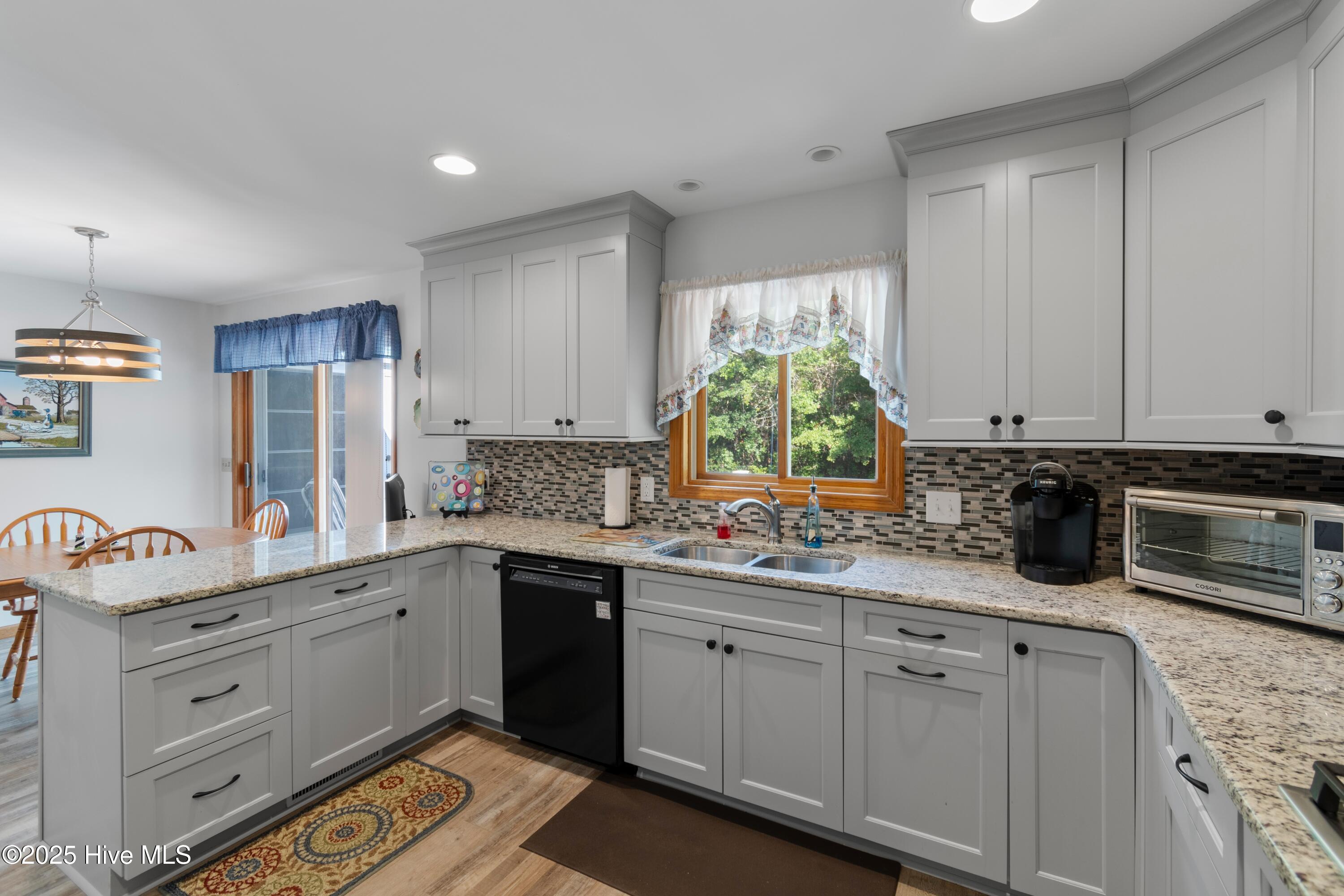 100533822 | Photo 33