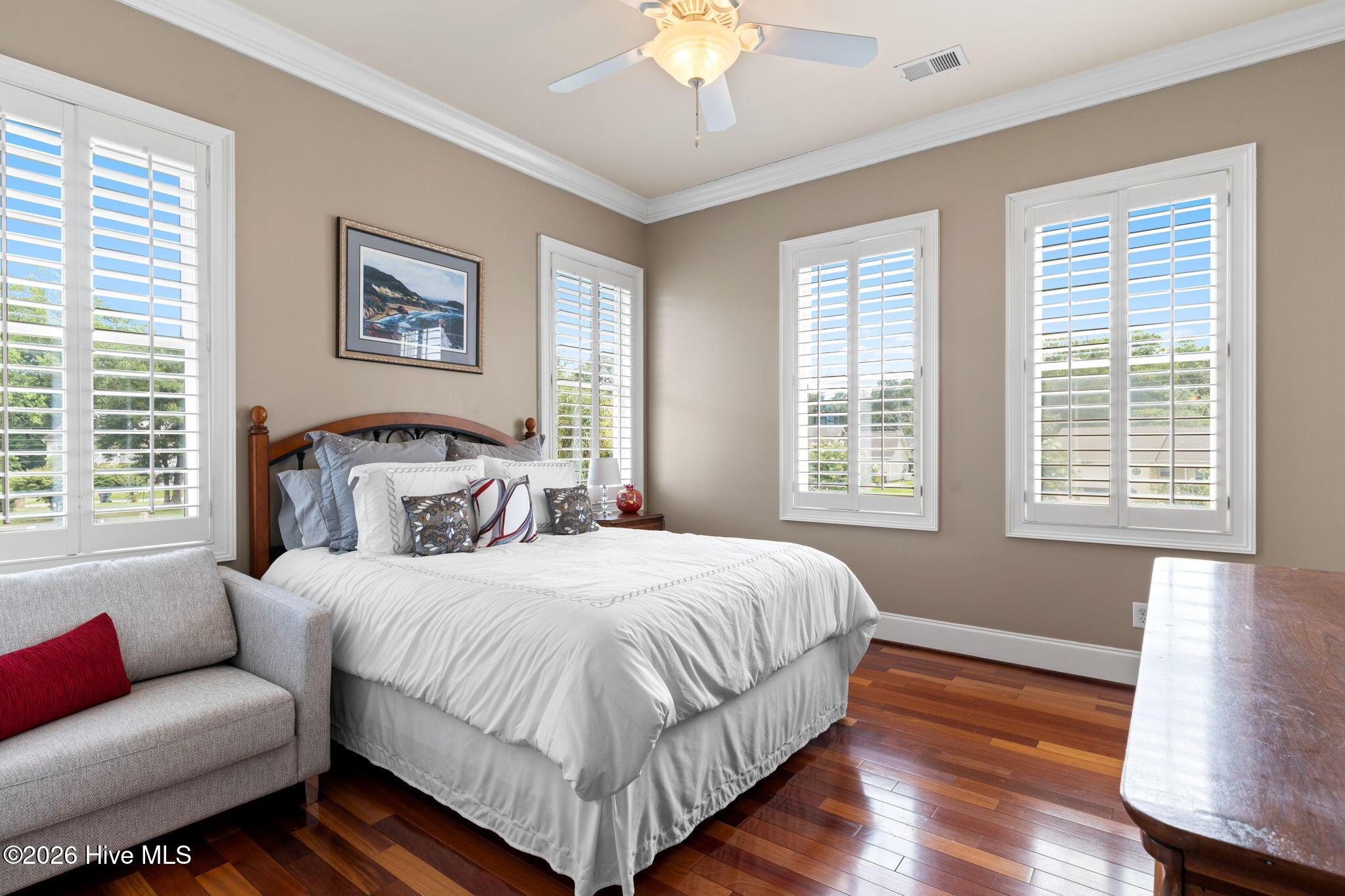 100554709 | Photo 66