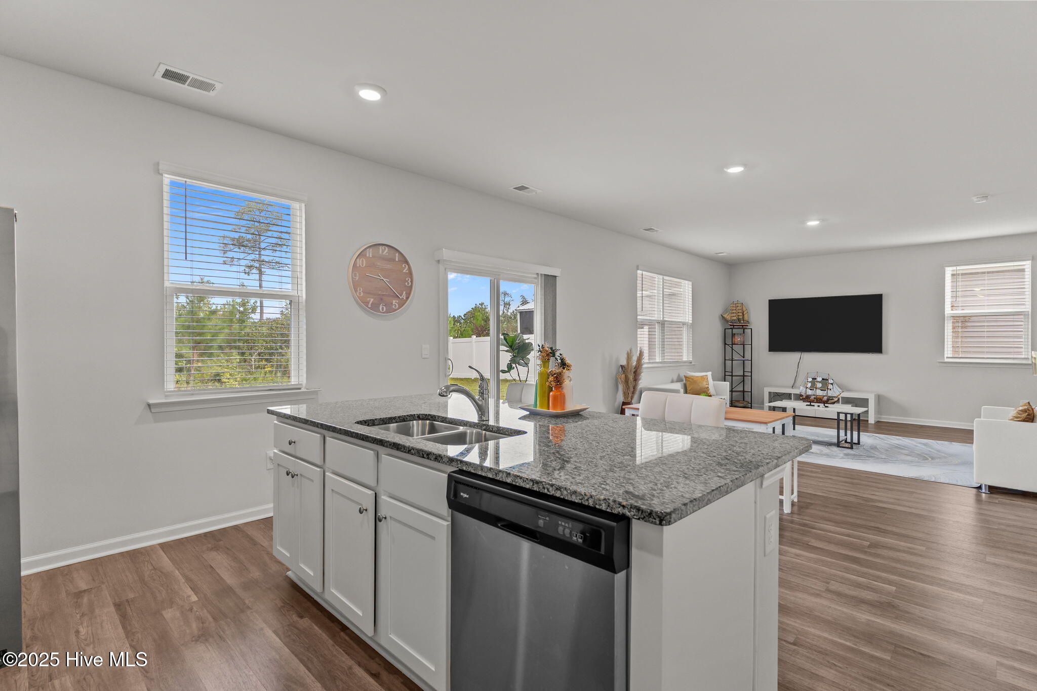 100526308 | Photo 14