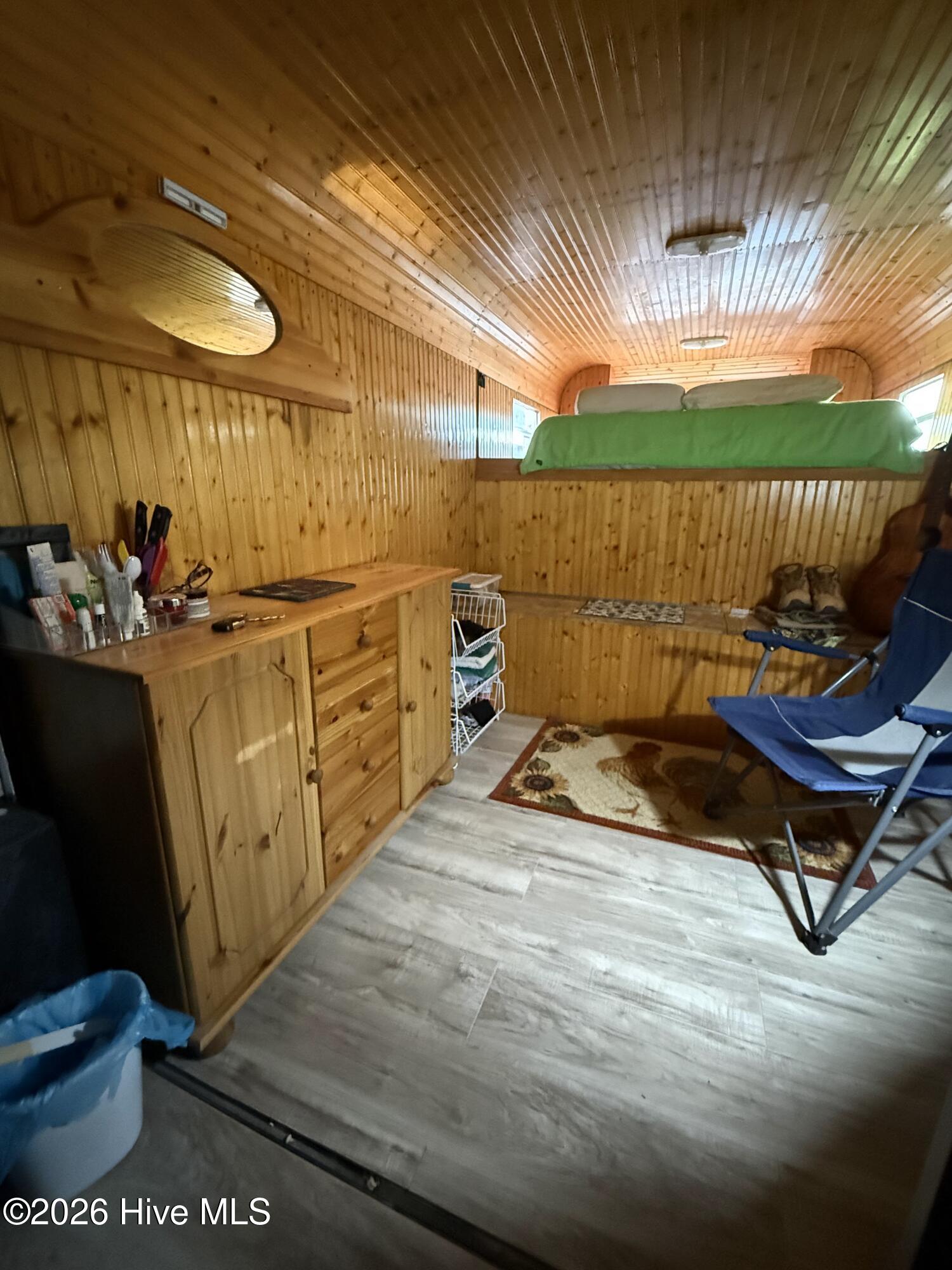 INSIDE TRAILER 1V