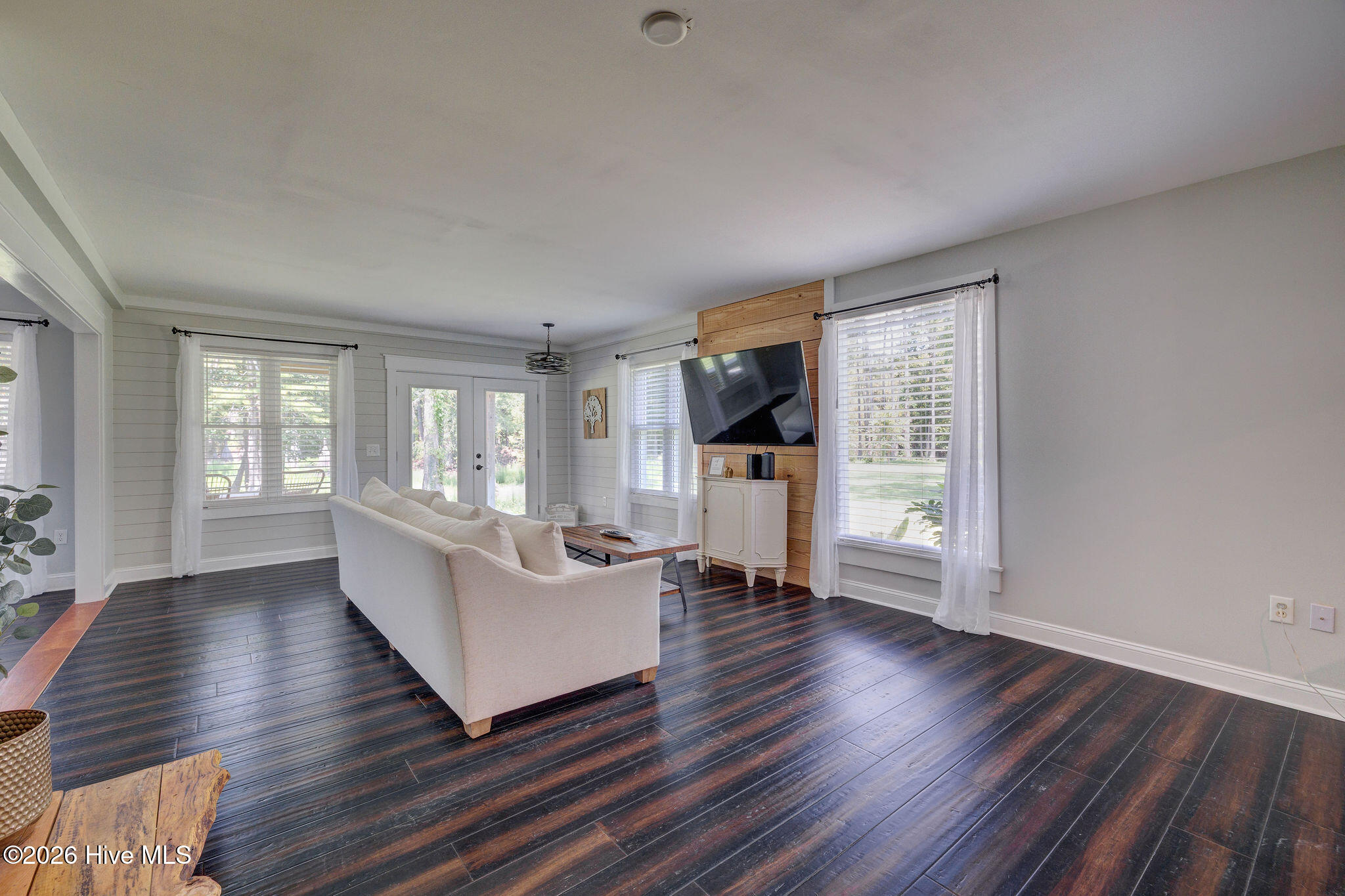 100558109 | Photo 24