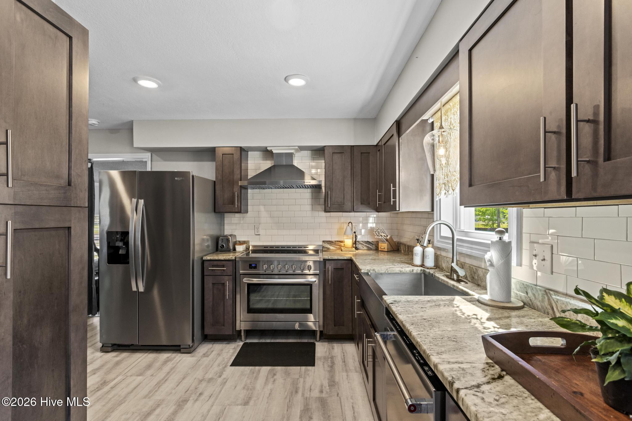 100568439 | Photo 15