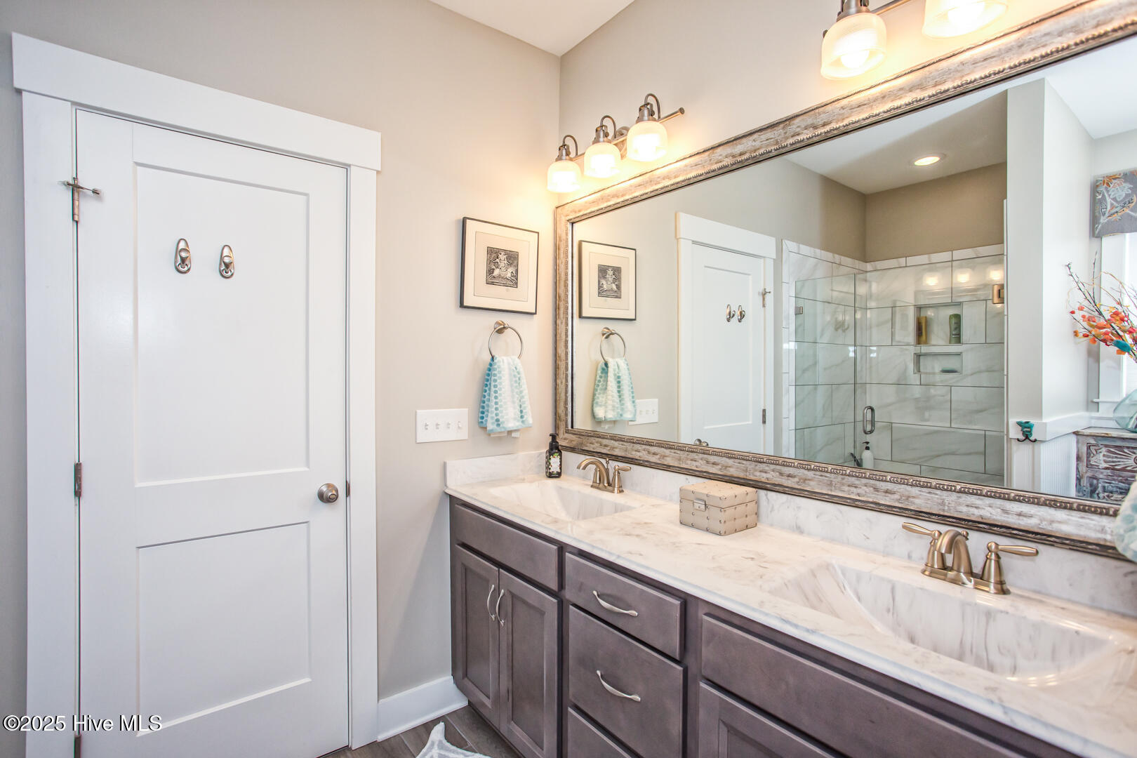 100546730 | Photo 16