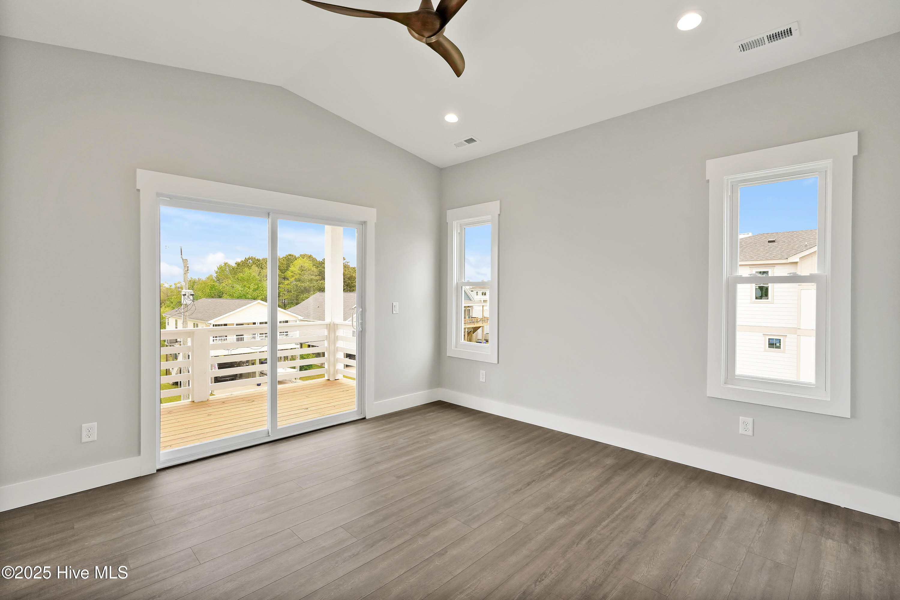 100540463 | Photo 21