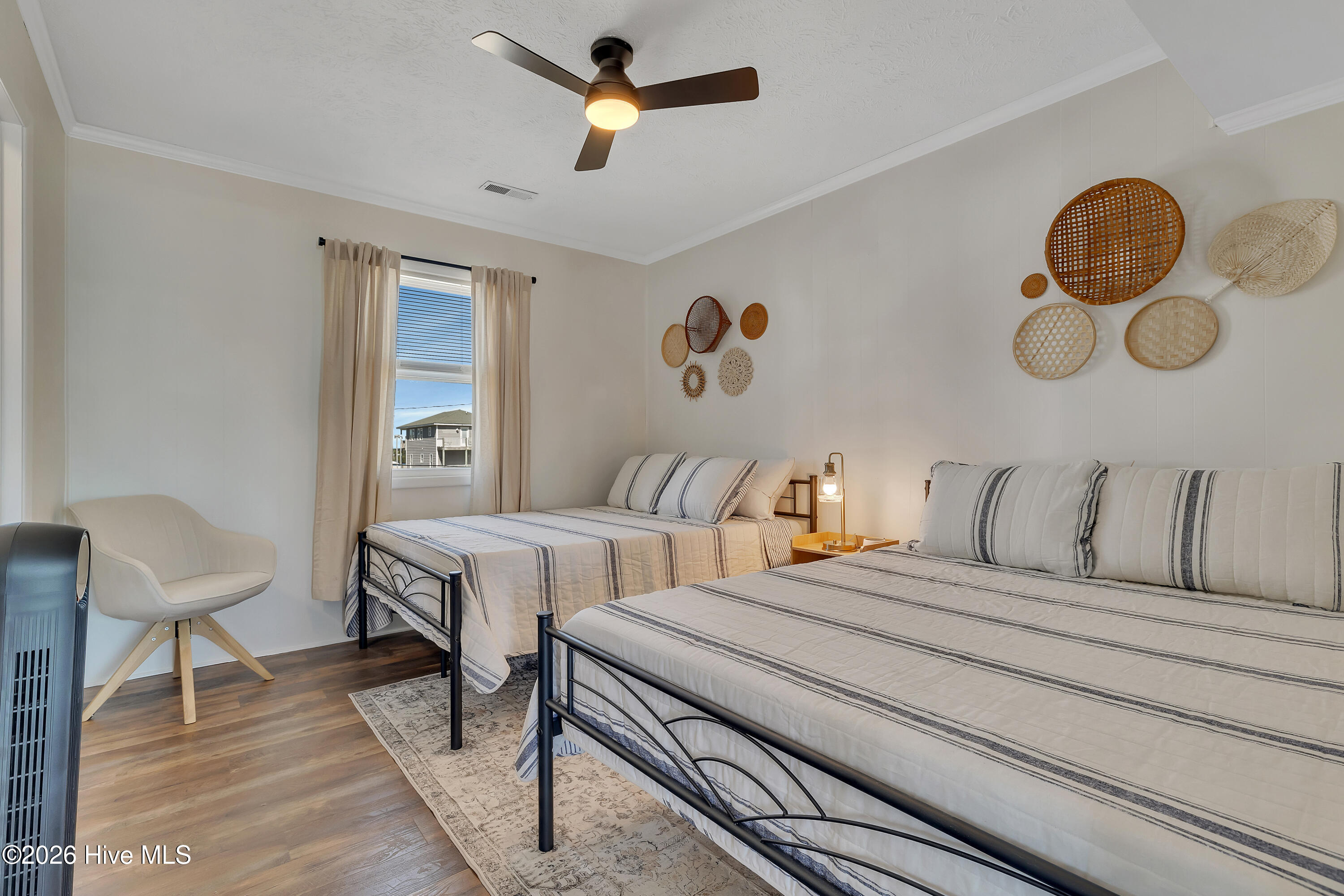 100548009 | Photo 30