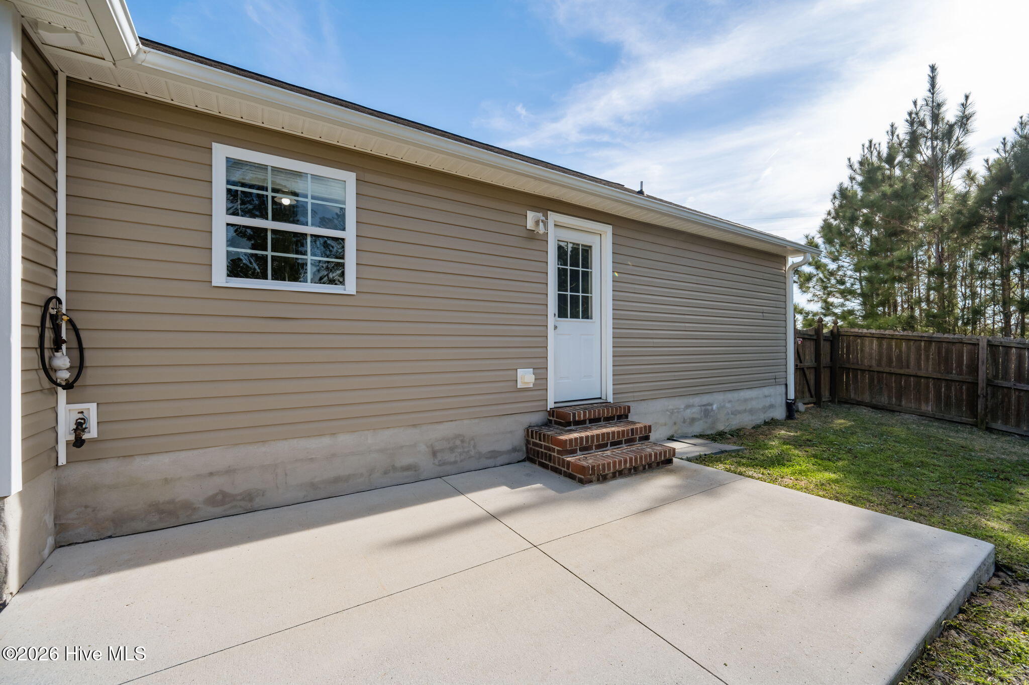 100562180 | Photo 24