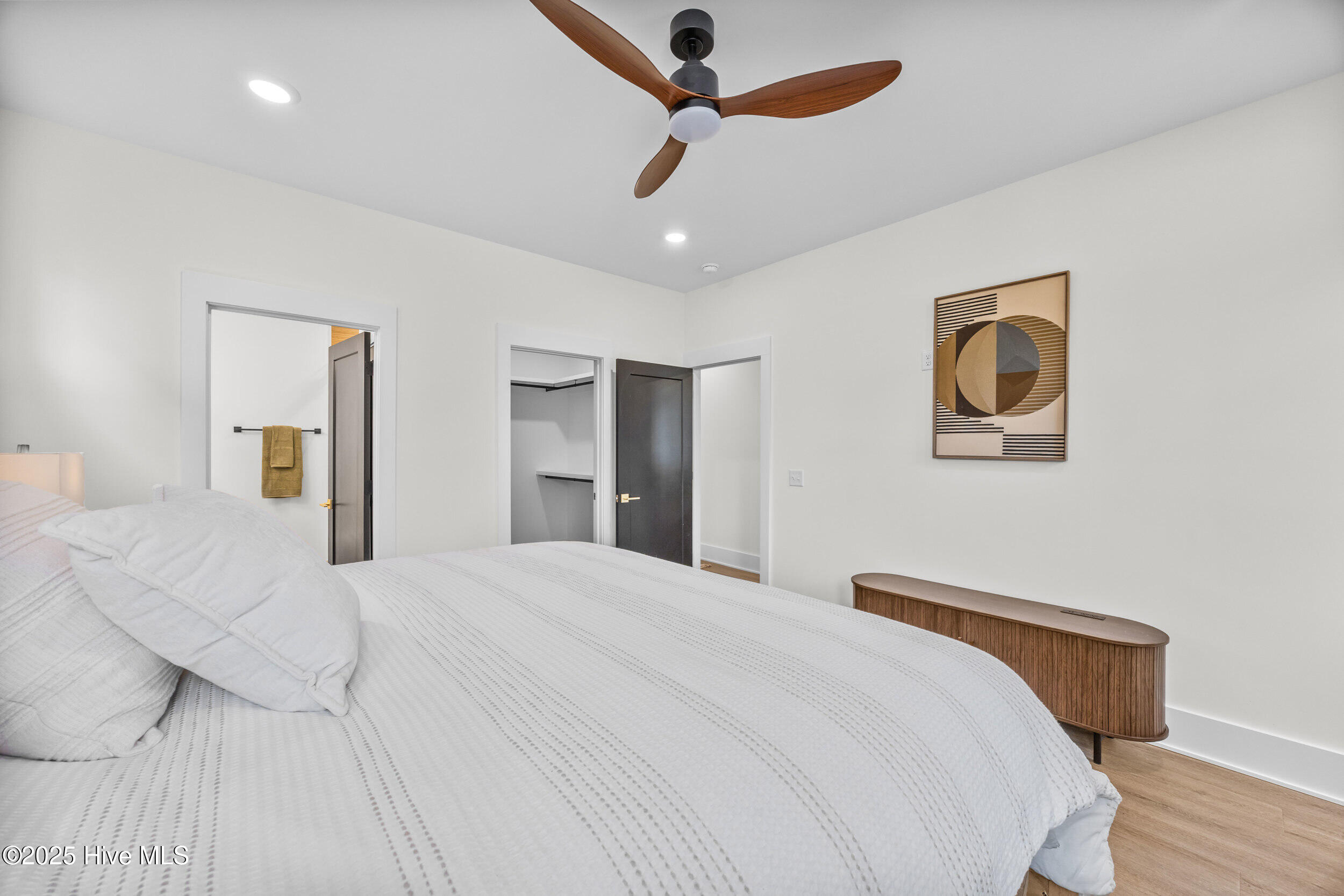 100557890 | Photo 25