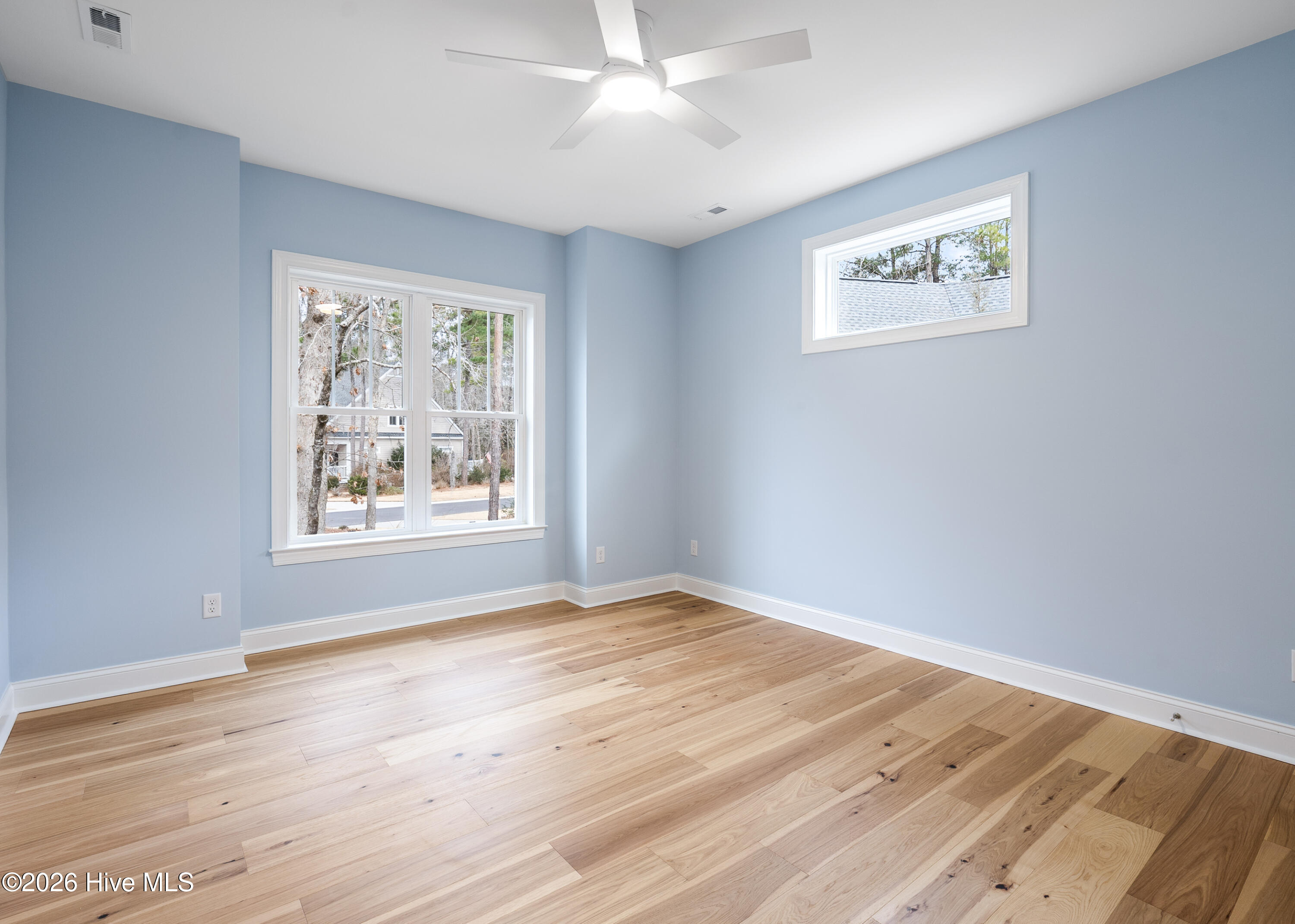 100562104 | Photo 10