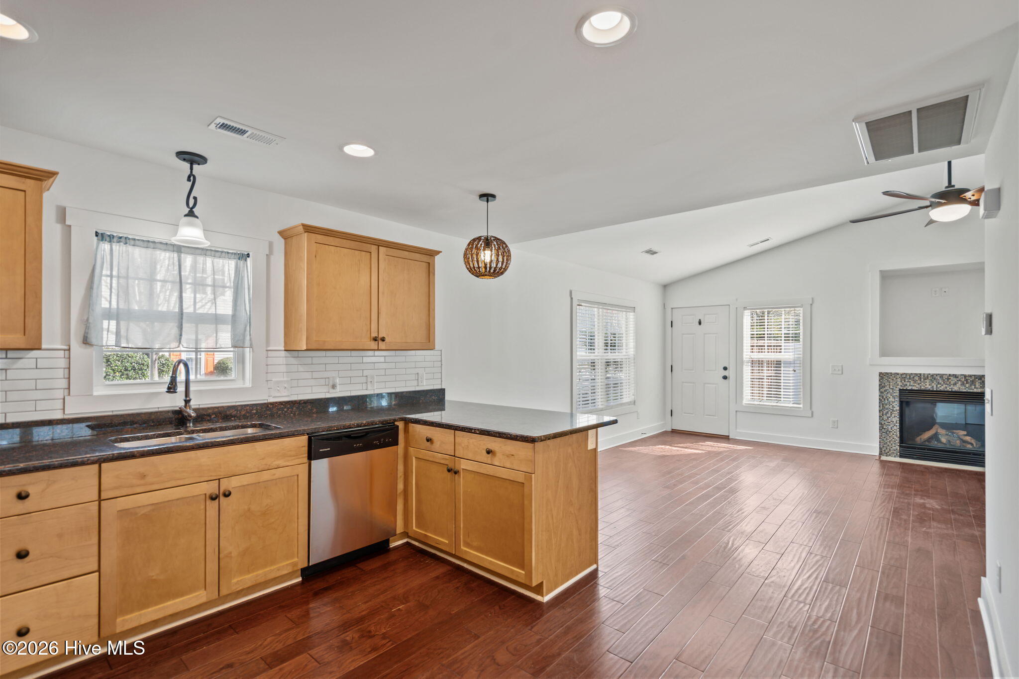 100559197 | Photo 23