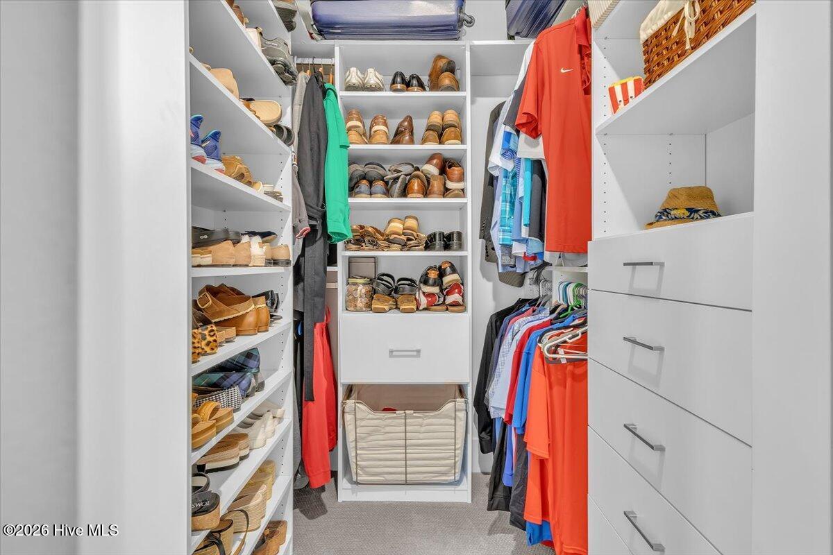 100569276 | Photo 32