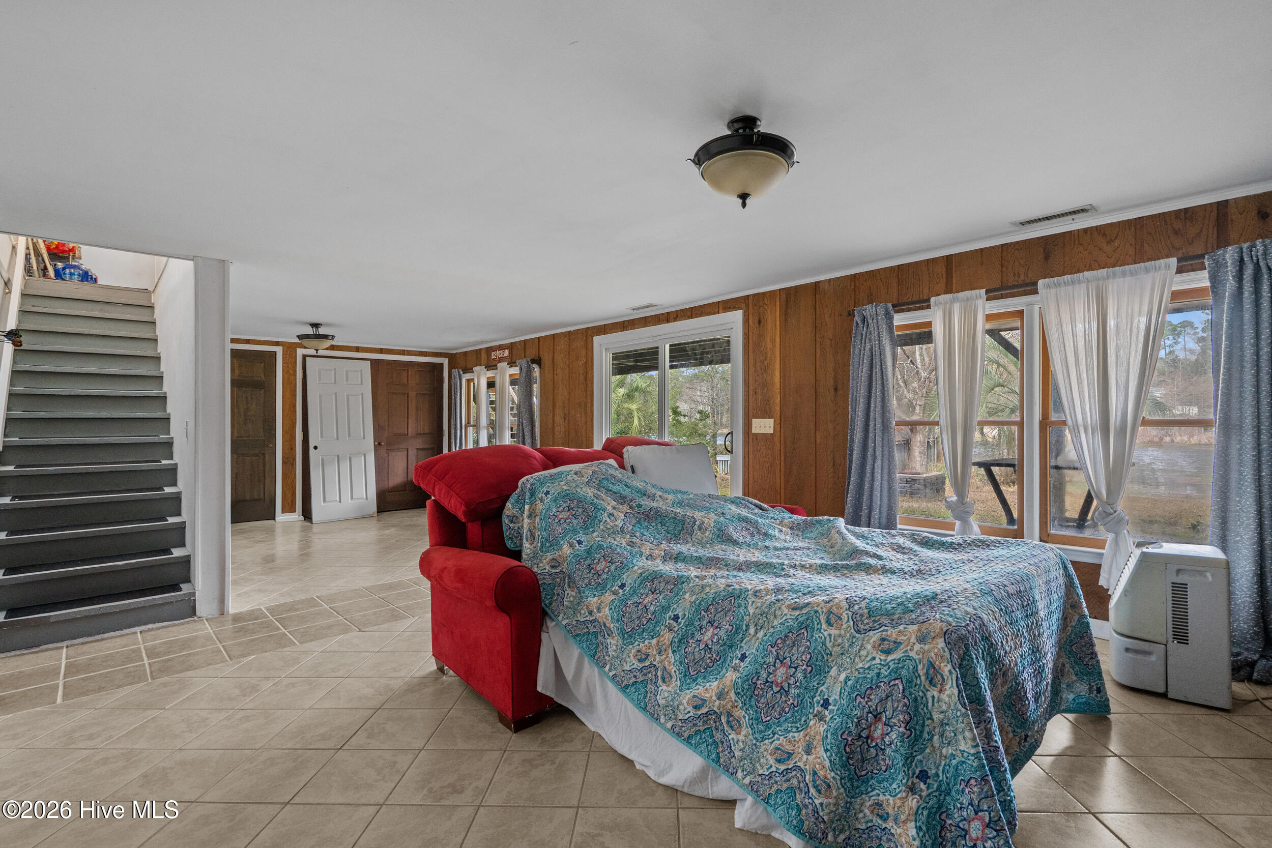 100556082 | Photo 32