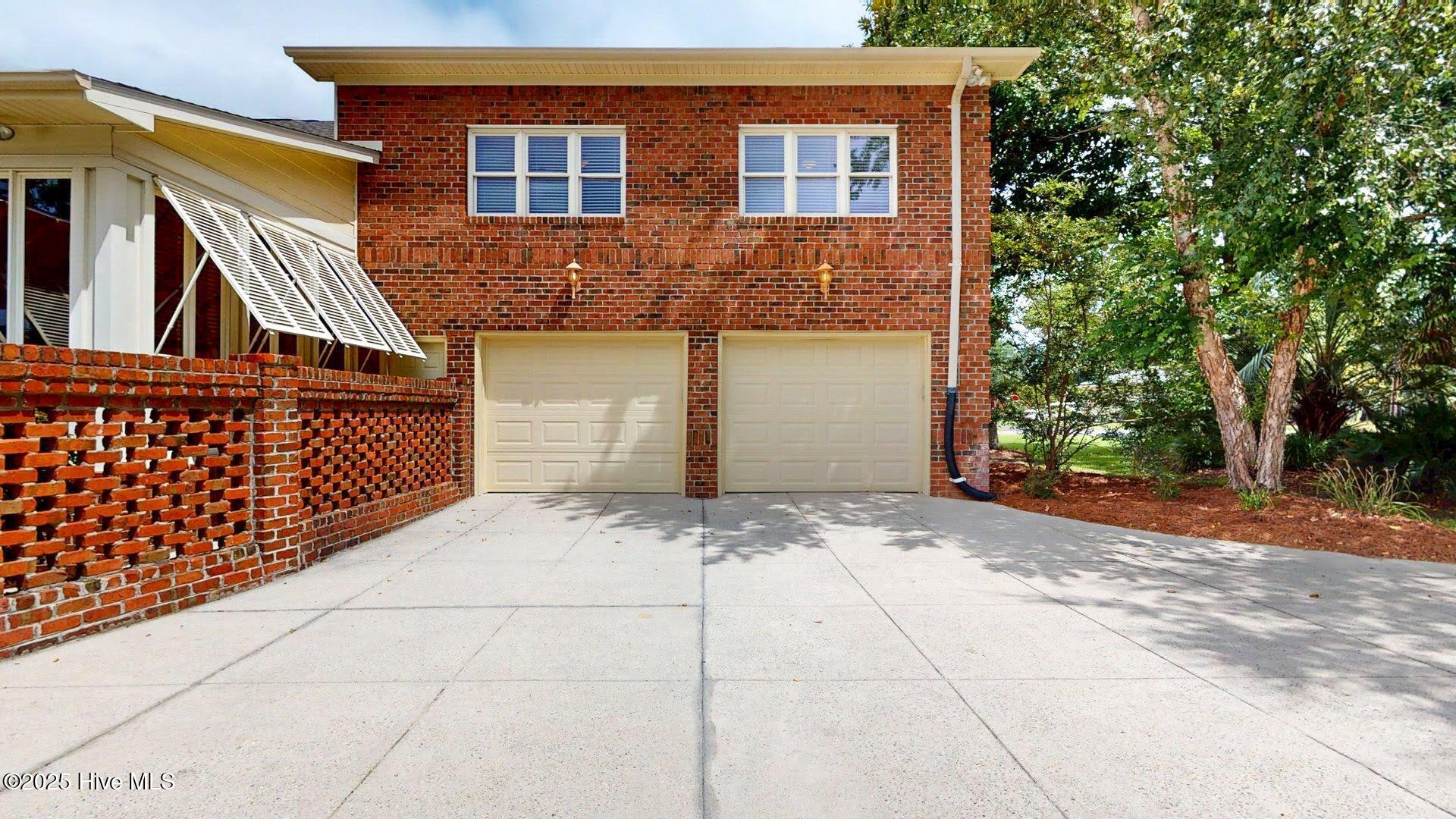 100528011 | Photo 63