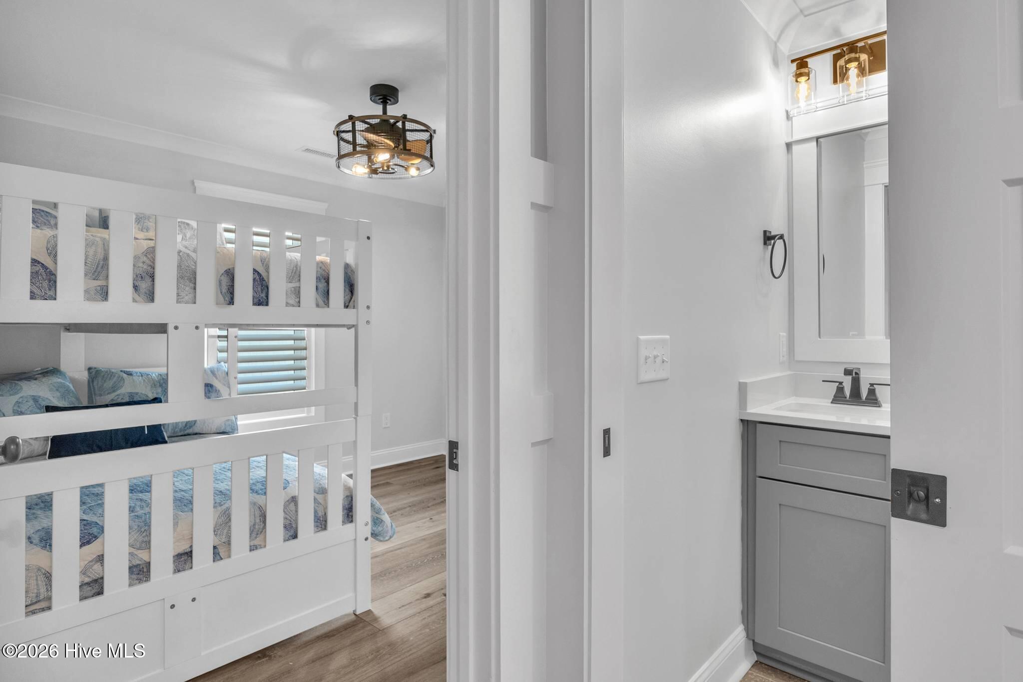 100558345 | Photo 56