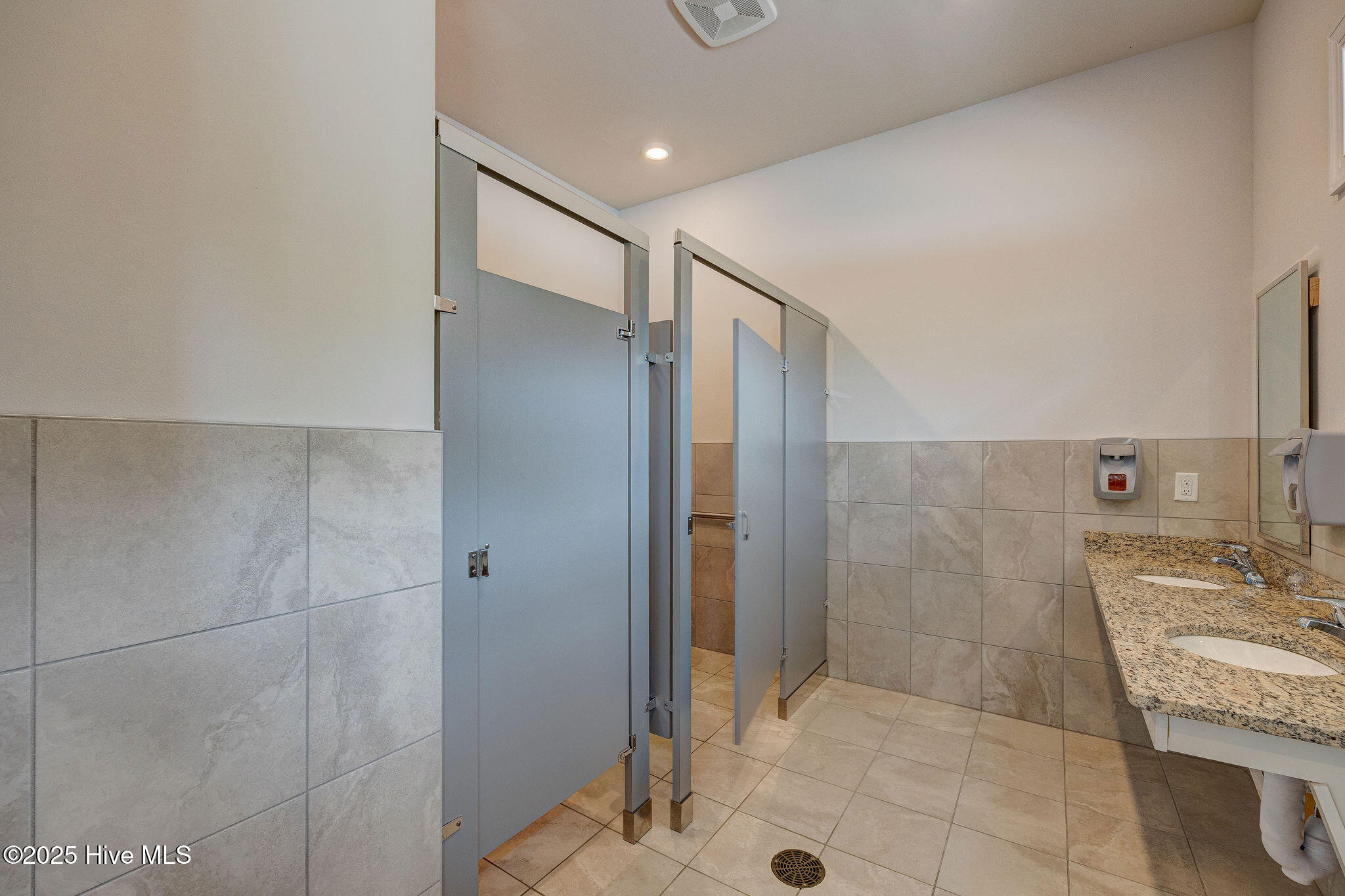 100506096 | Photo 44