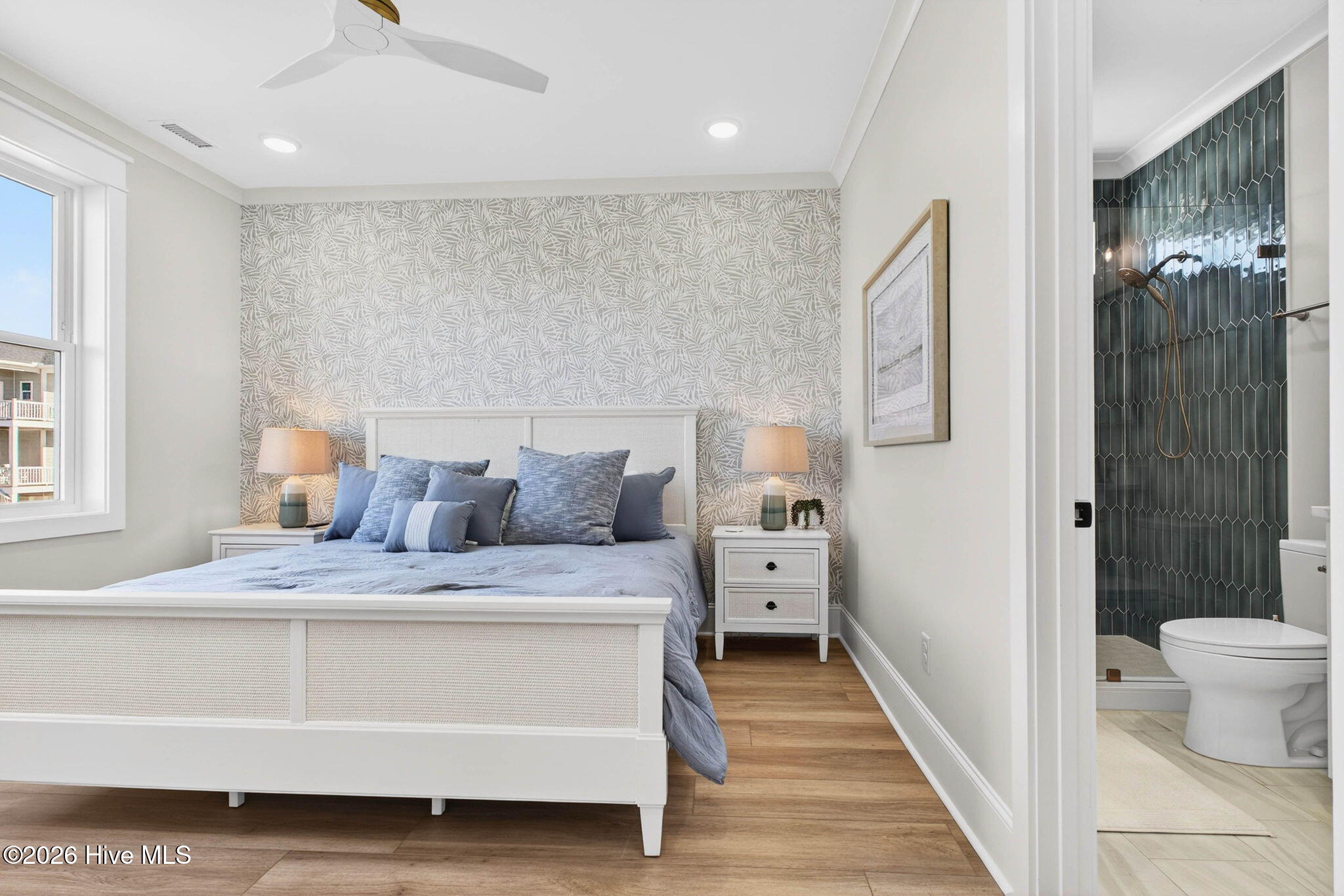 100570262 | Photo 36