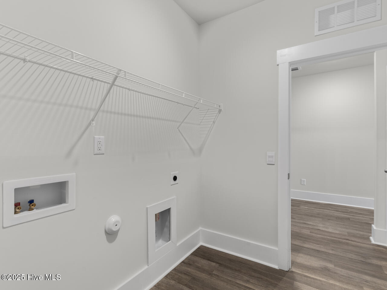 100566279 | Photo 27