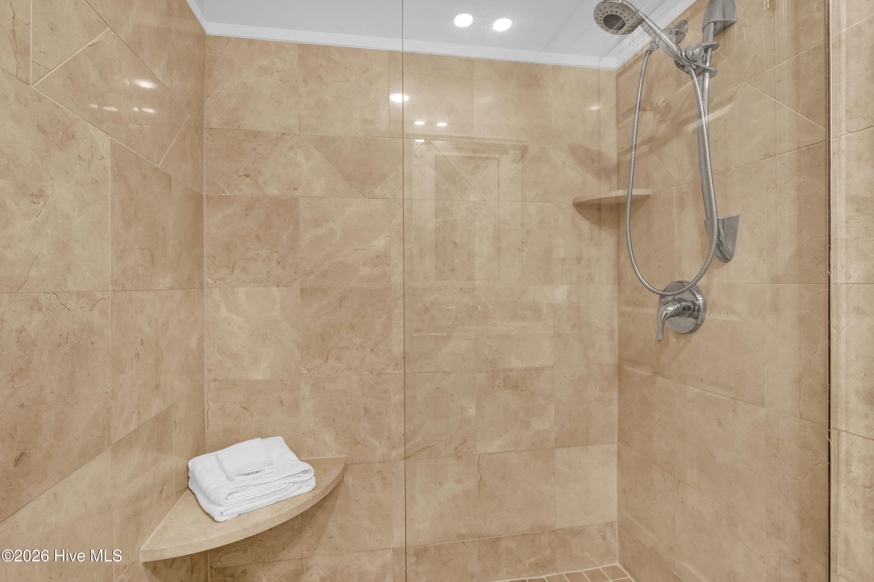 100552807 | Photo 12