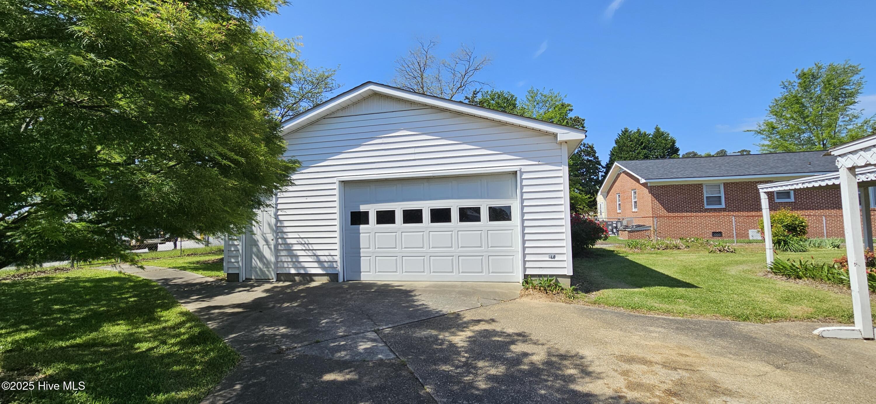 Homes for sale in Clinton, NC | 101 Oakland Blvd, Clinton, NC 28328 | MLS# 100501371