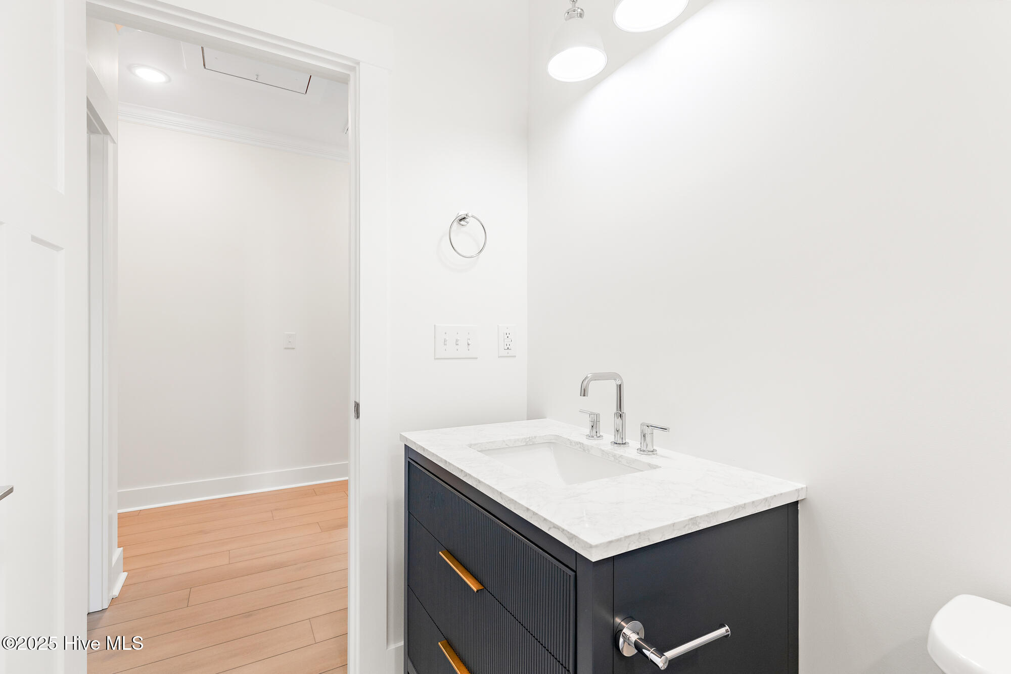 100514744 | Photo 43