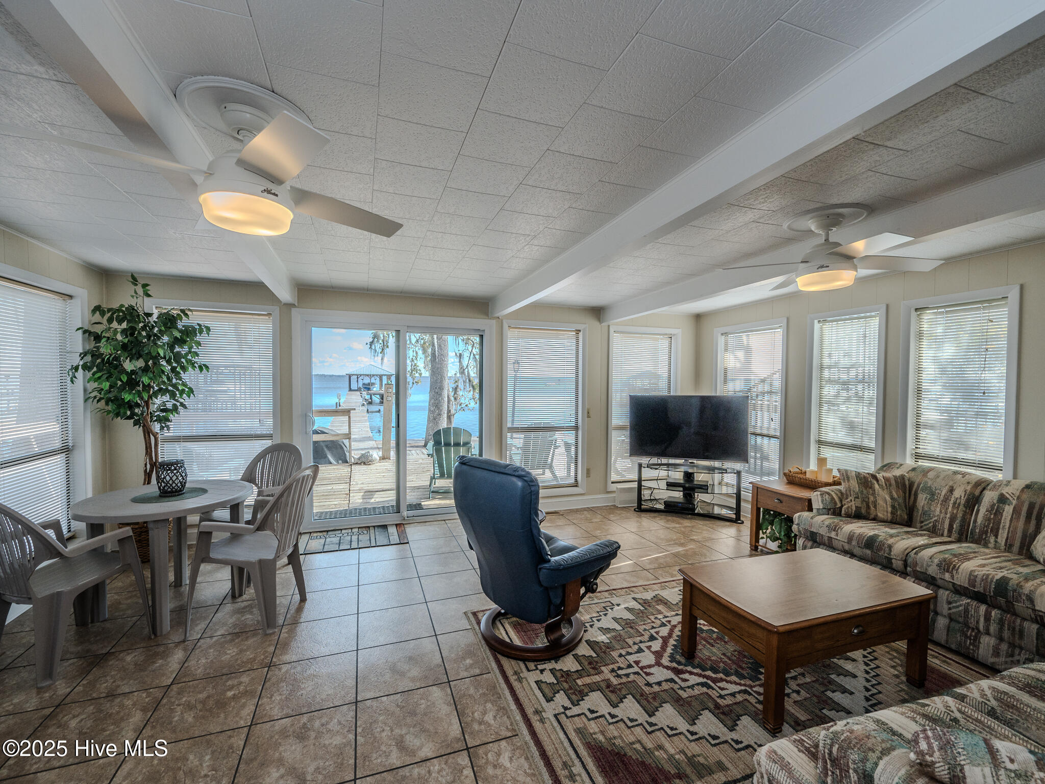 100560195 | Photo 23