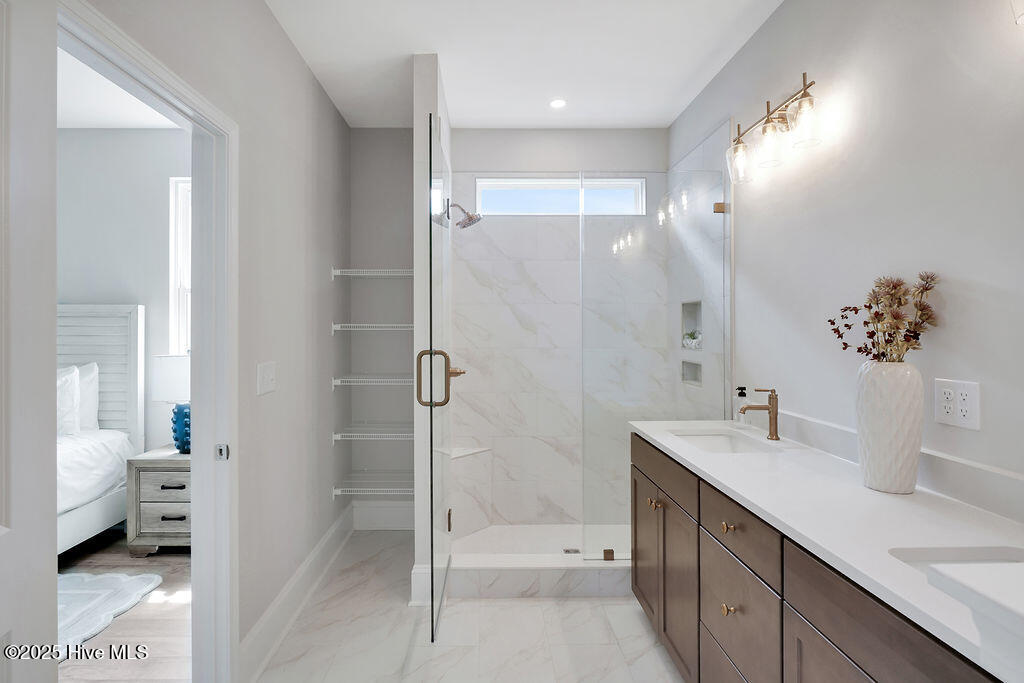 100485290 | Photo 13