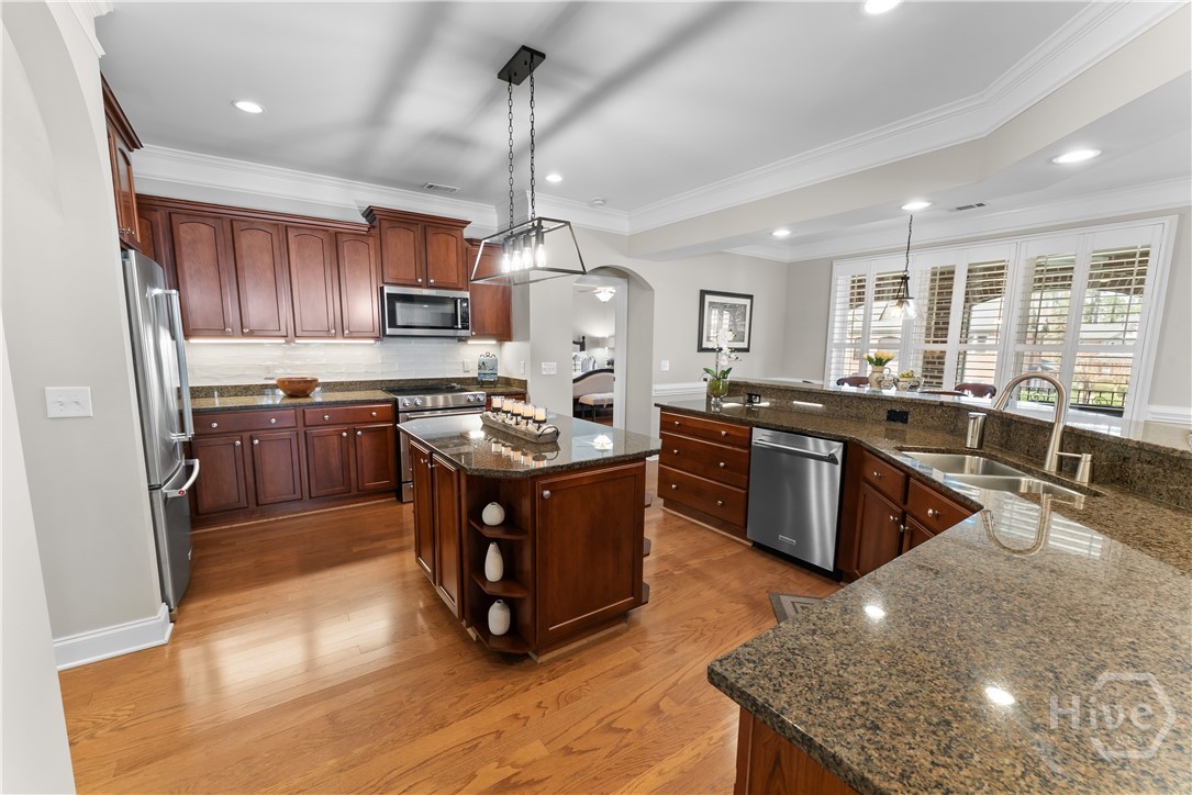 Kitchen w/tons of space