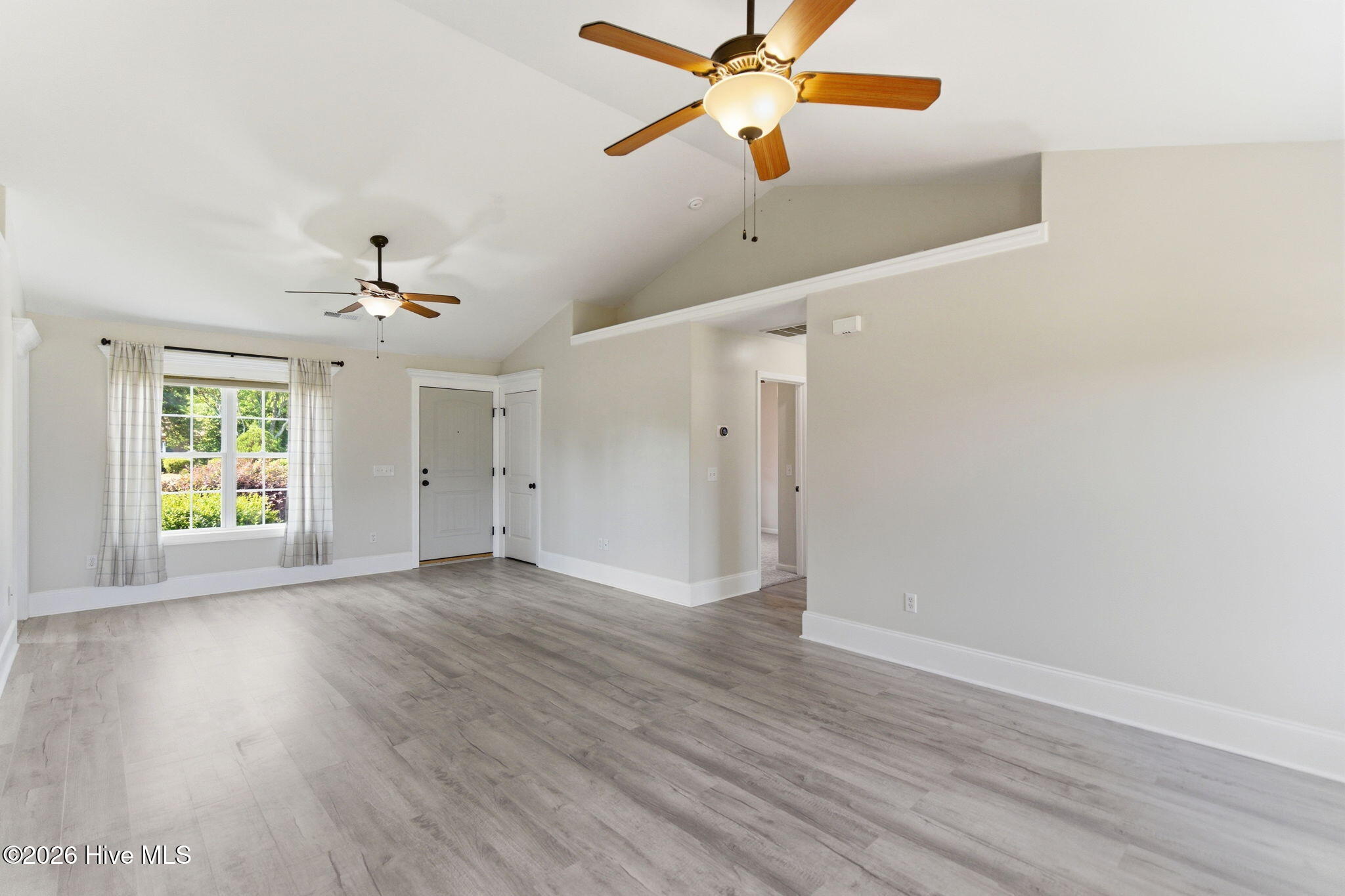 100570118 | Photo 10