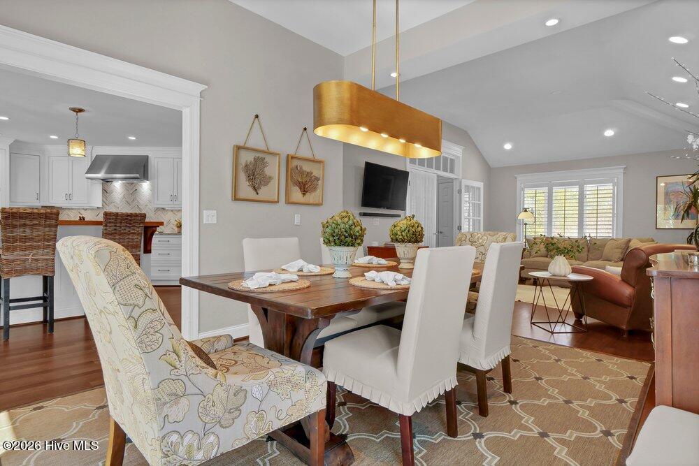 100559715 | Photo 23