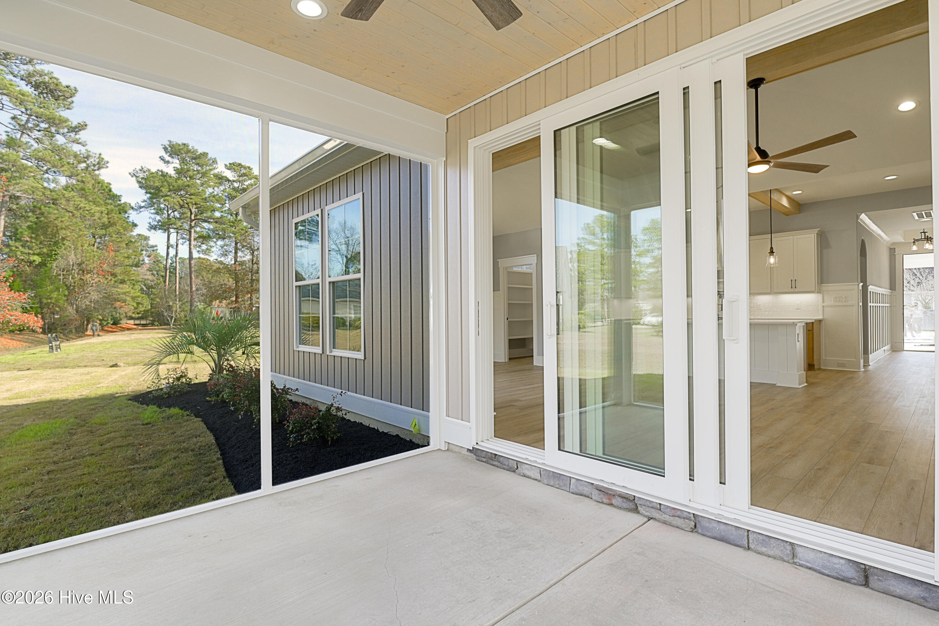 100547118 | Photo 19