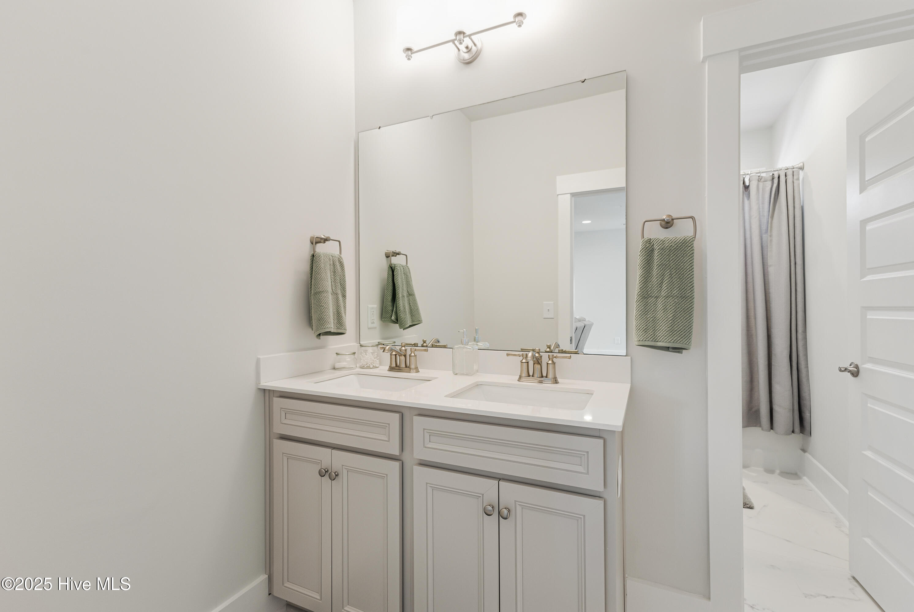 100553825 | Photo 30