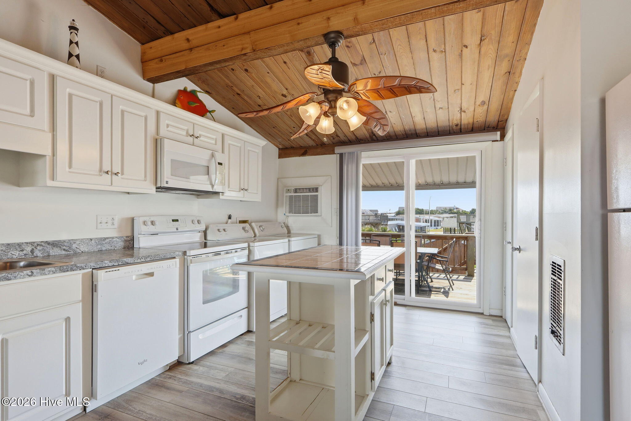 Open Kitchen w/Island