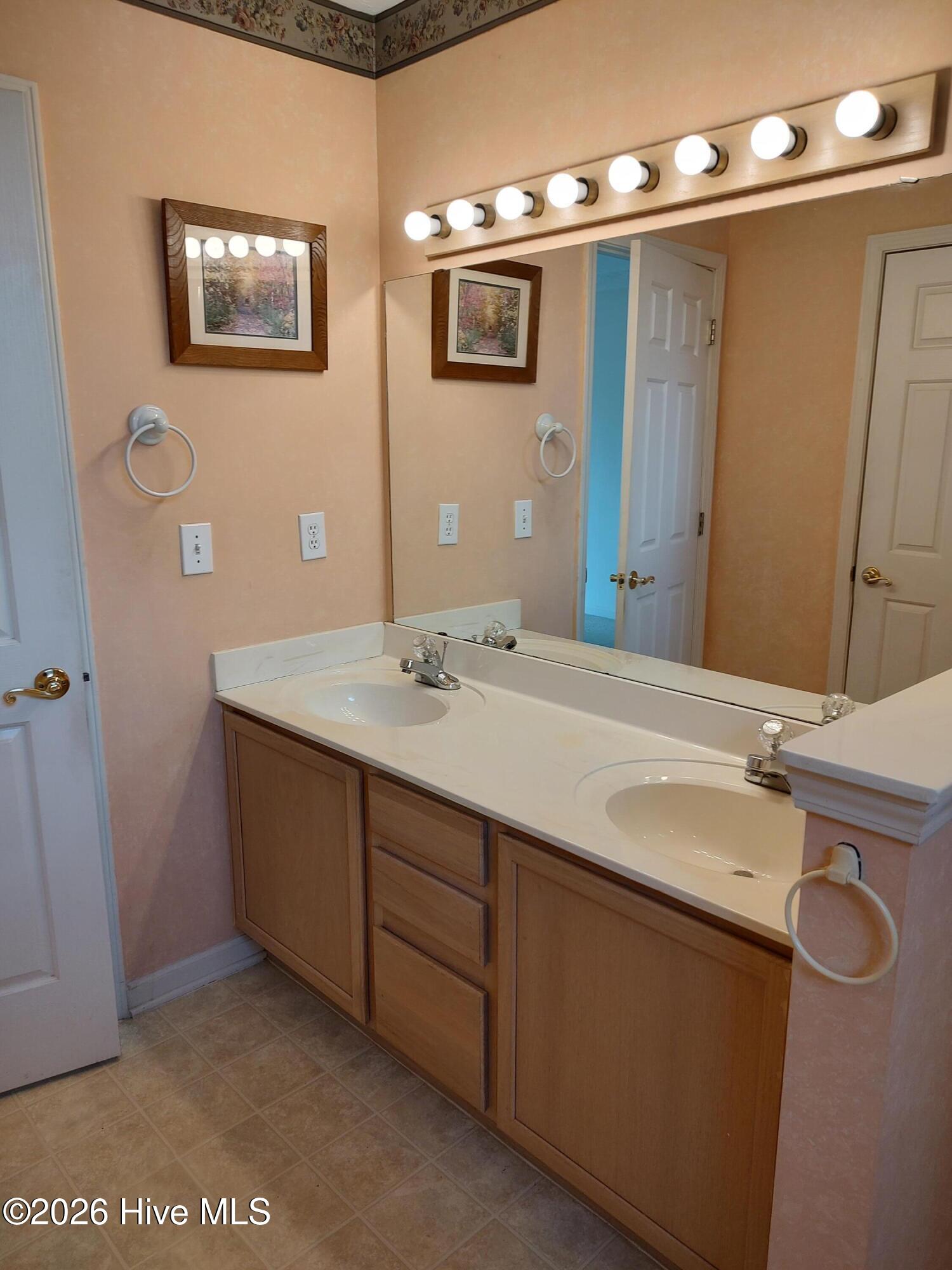 100560201 | Photo 11