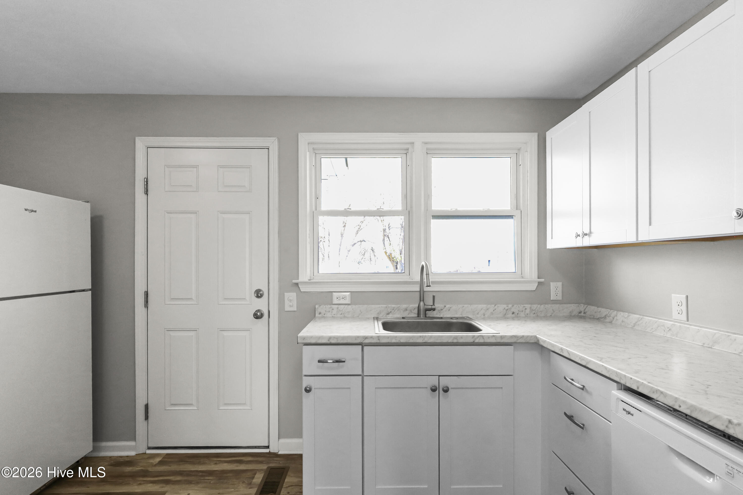 100560187 | Photo 37