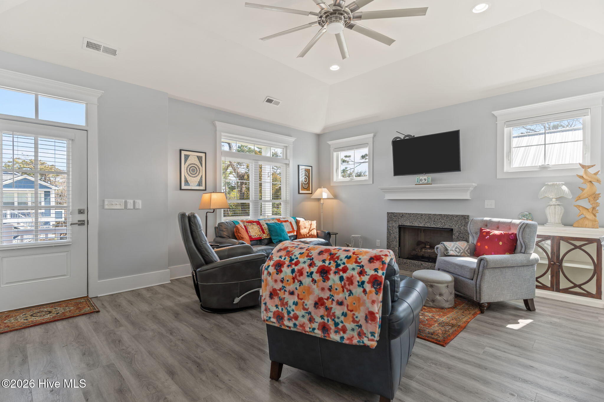 100562784 | Photo 29