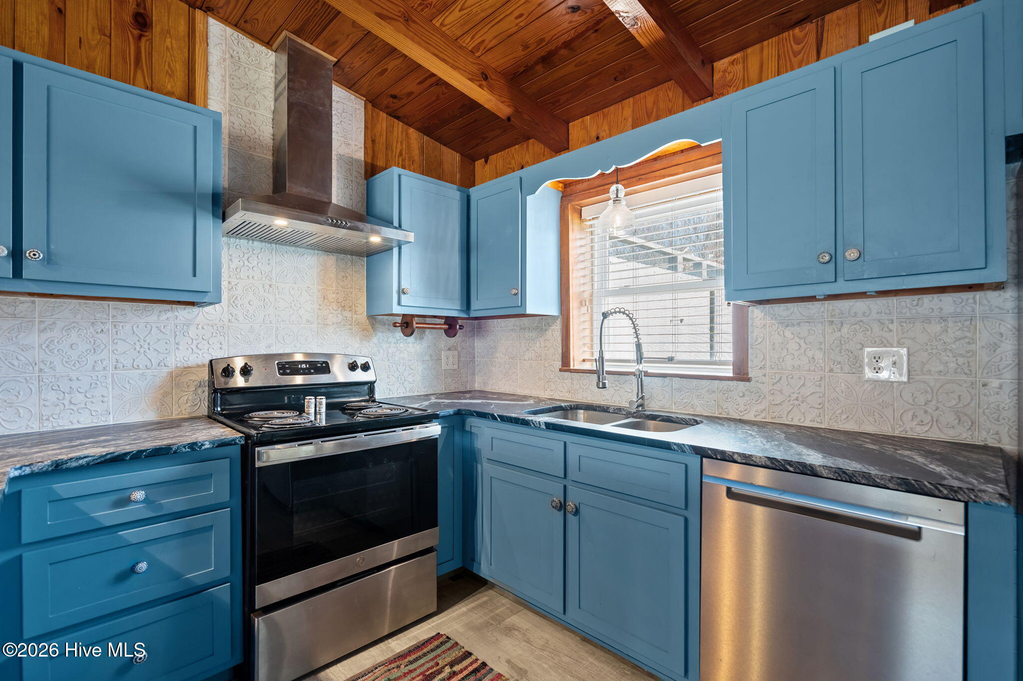 100545897 | Photo 11