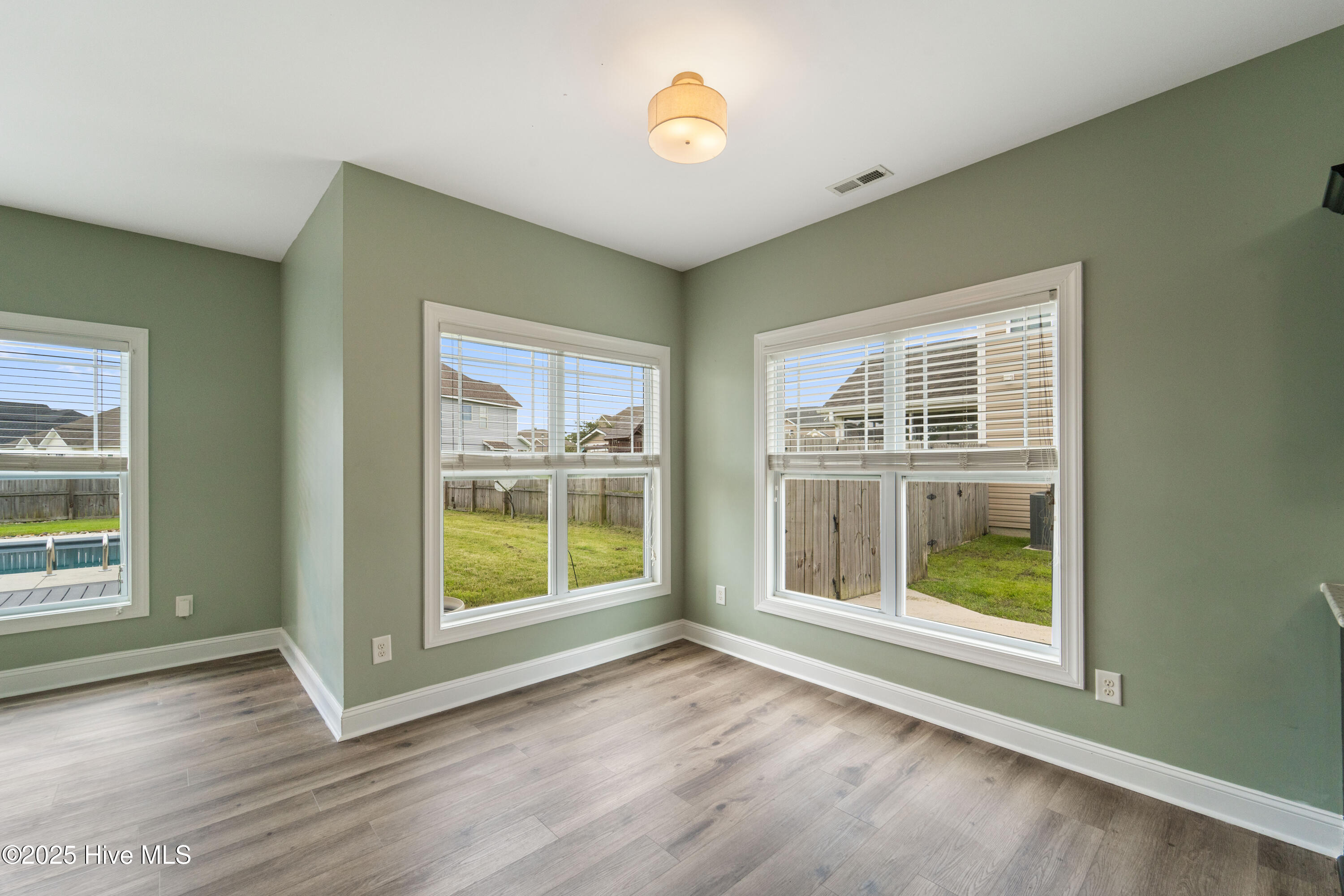 100525842 | Photo 32