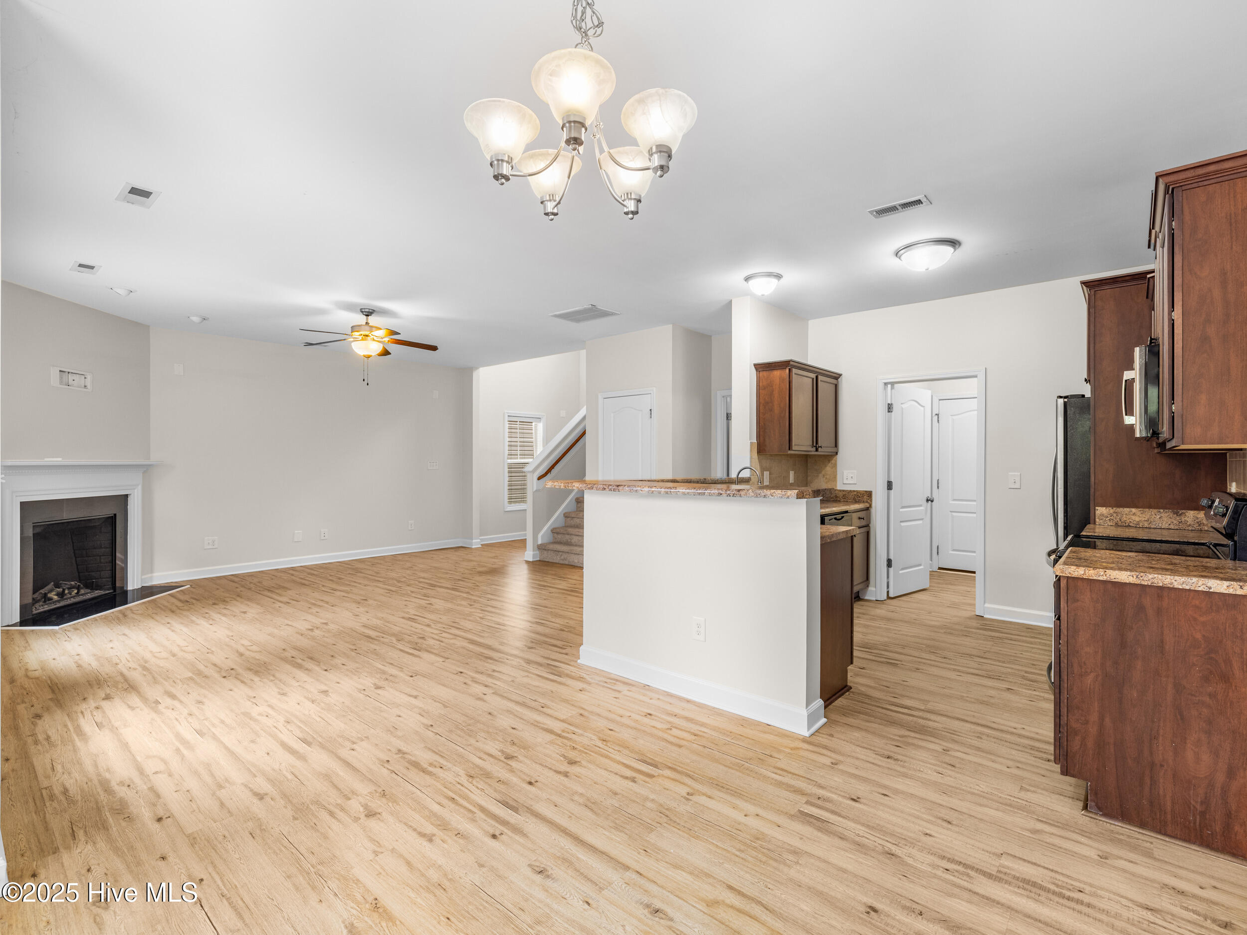 100533825 | Photo 13