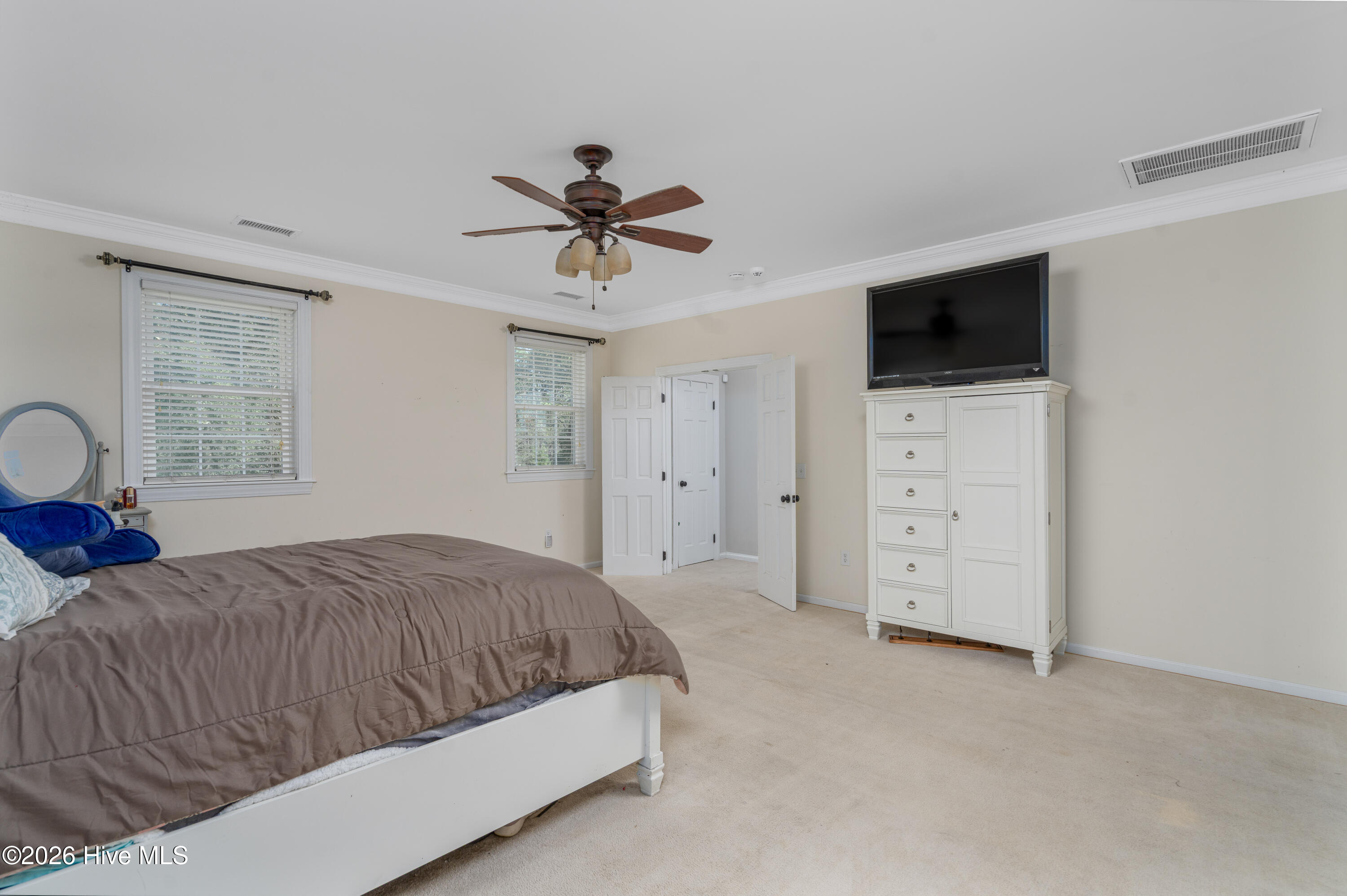 100548733 | Photo 18