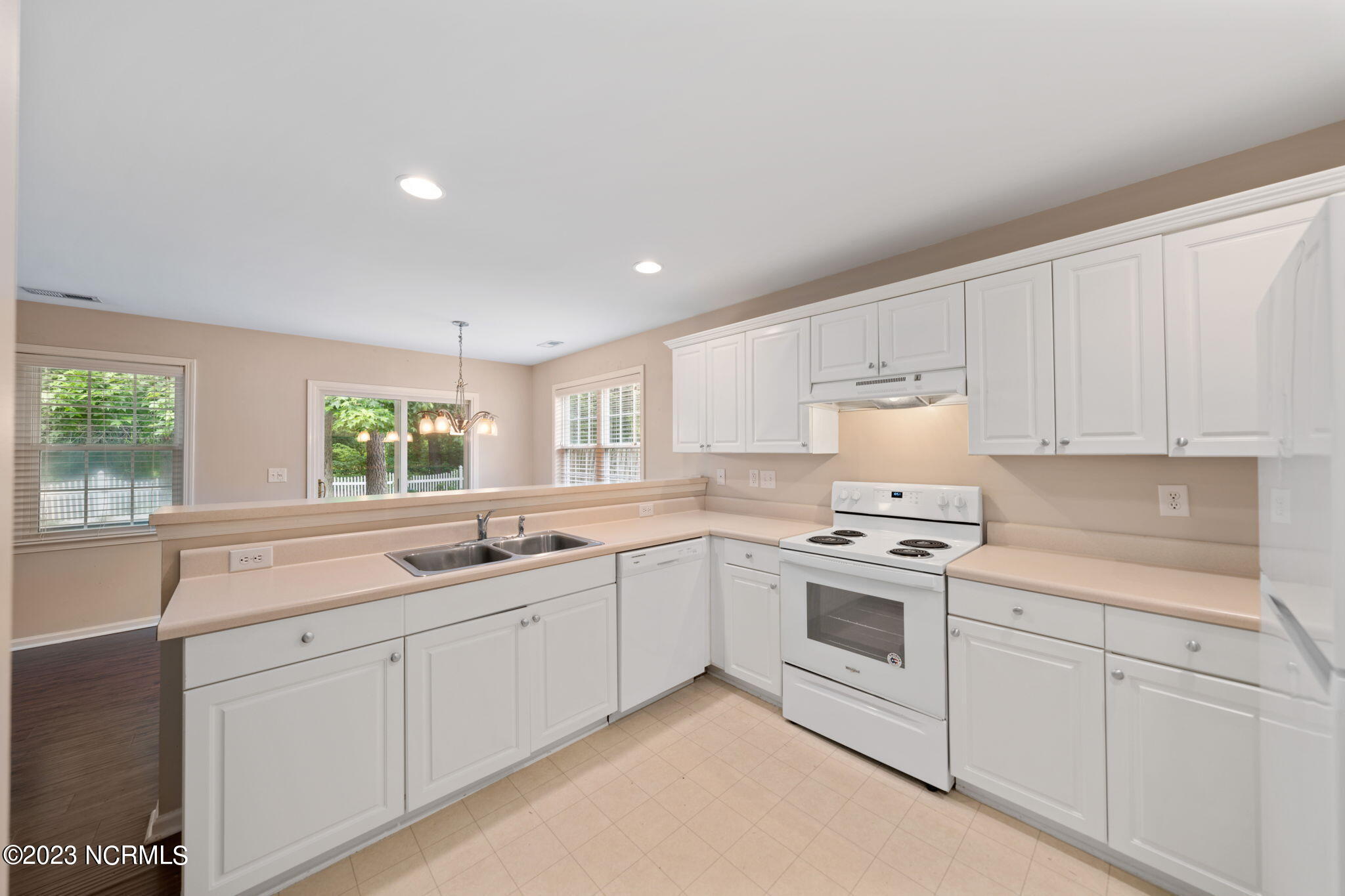 100569338 | Photo 11