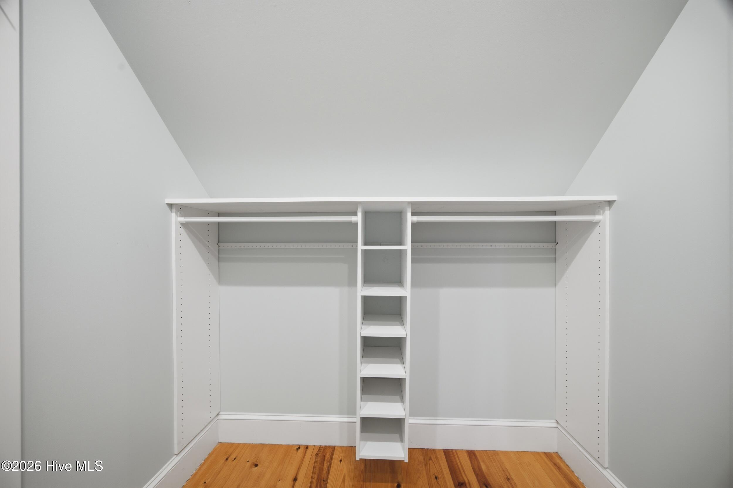 100566122 | Photo 34