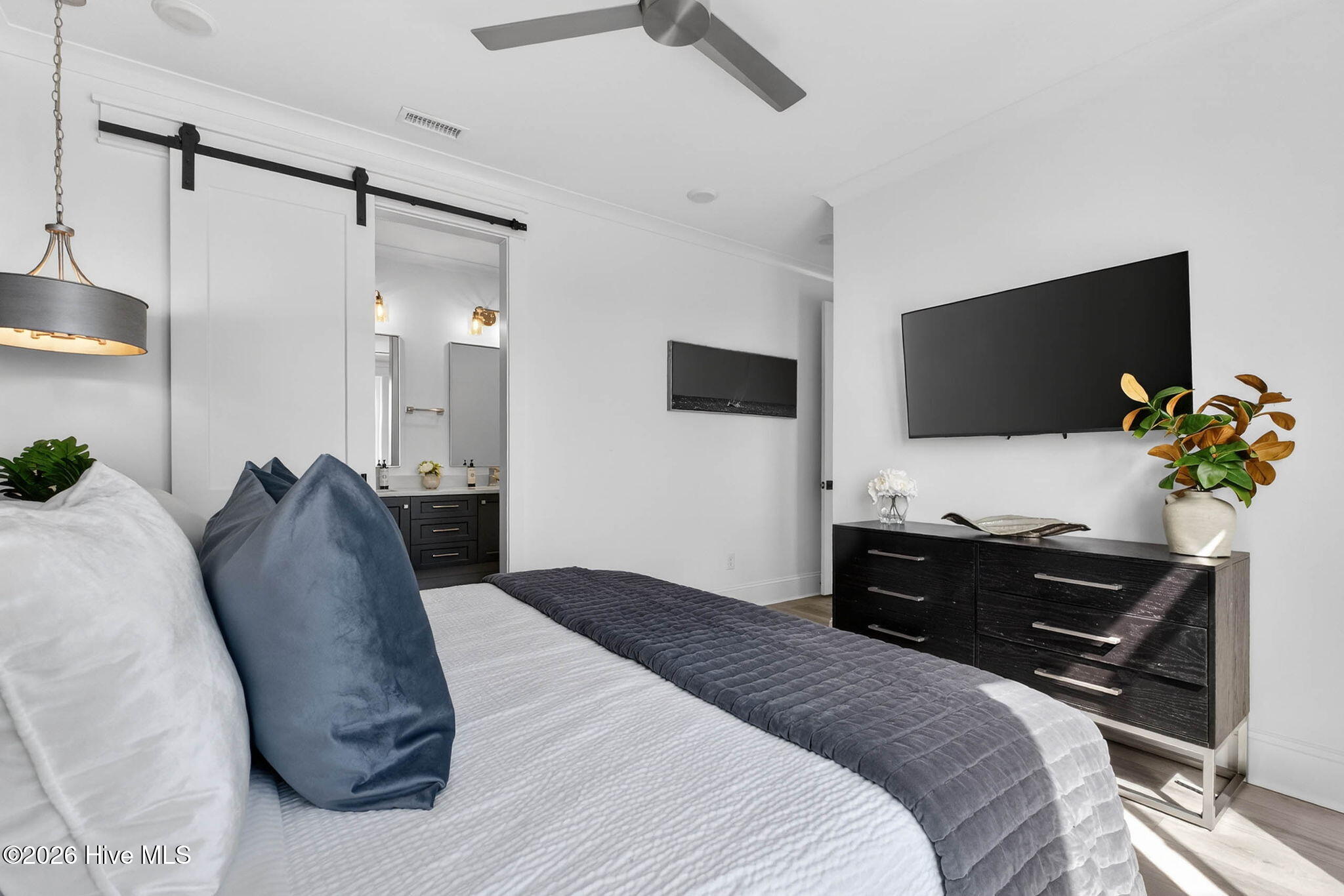 100543300 | Photo 70