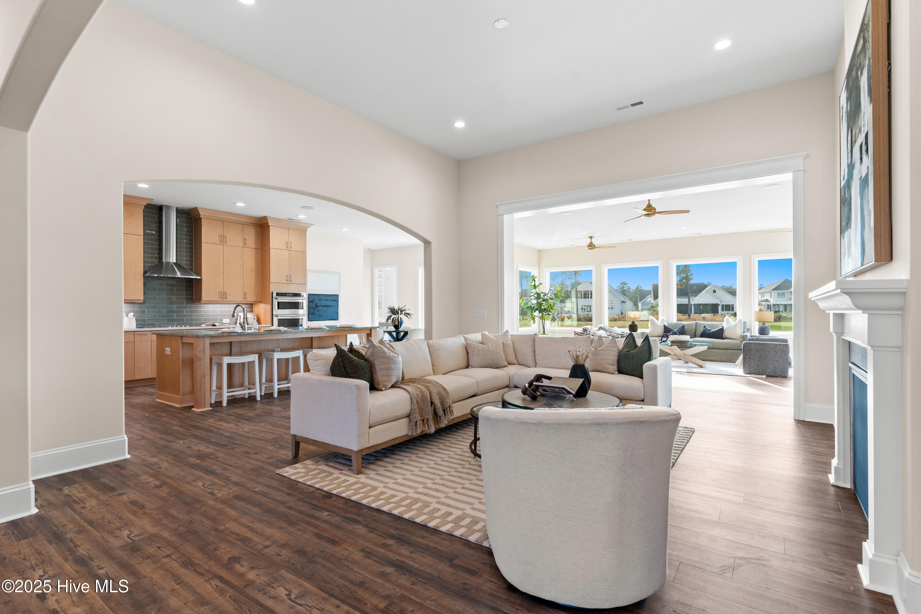 100524030 | Photo 11